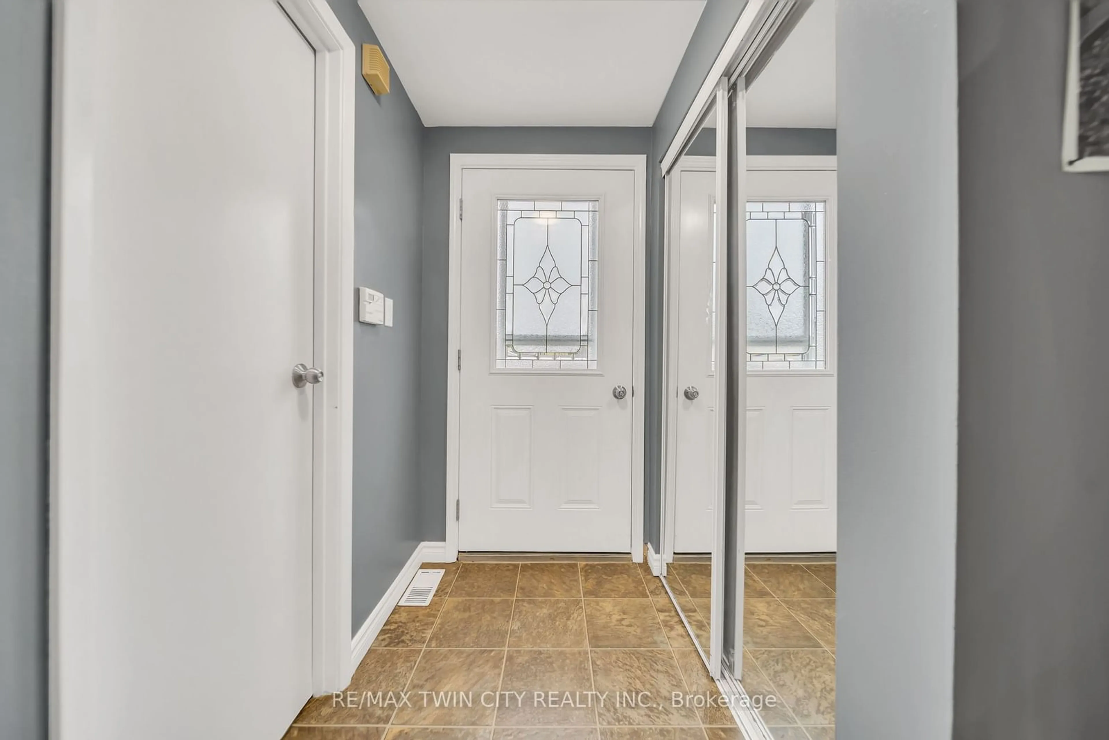 Indoor entryway for 648 Doon Village Rd #10, Kitchener Ontario N2P 1A2