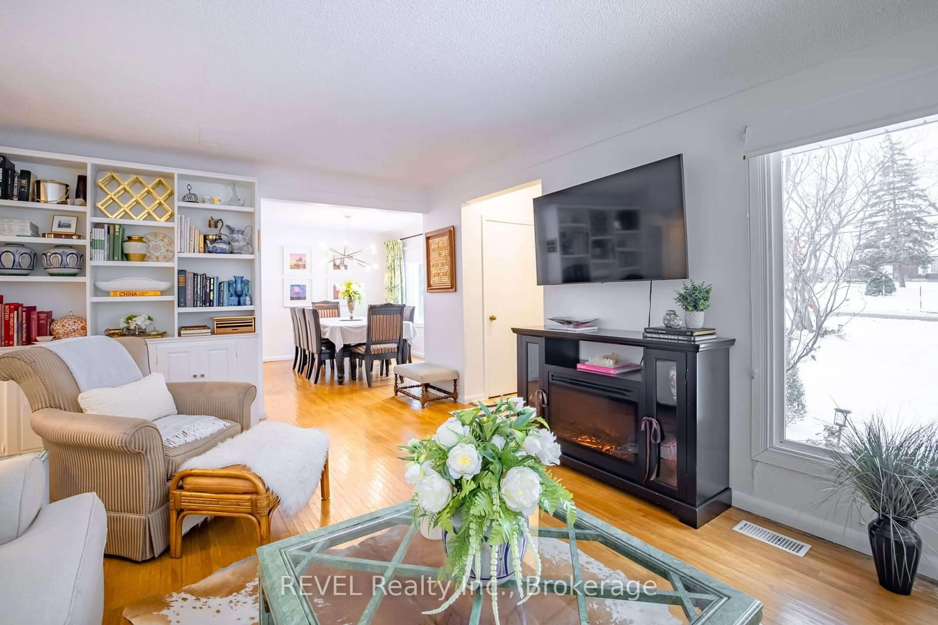 Living room with furniture, wood/laminate floor for 232 Queenston Rd, Niagara-on-the-Lake Ontario L0S 1J0