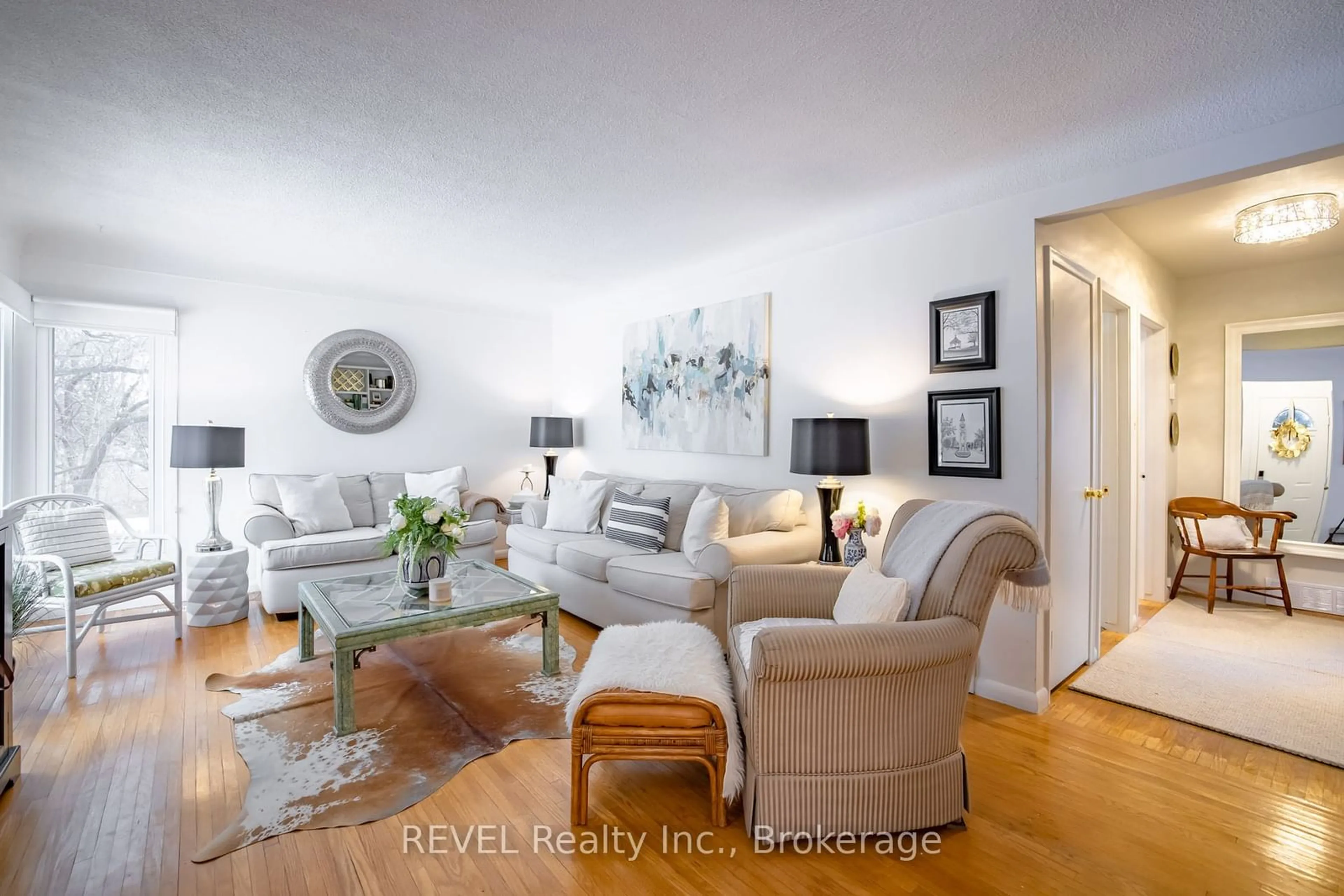 Living room with furniture, wood/laminate floor for 232 Queenston Rd, Niagara-on-the-Lake Ontario L0S 1J0