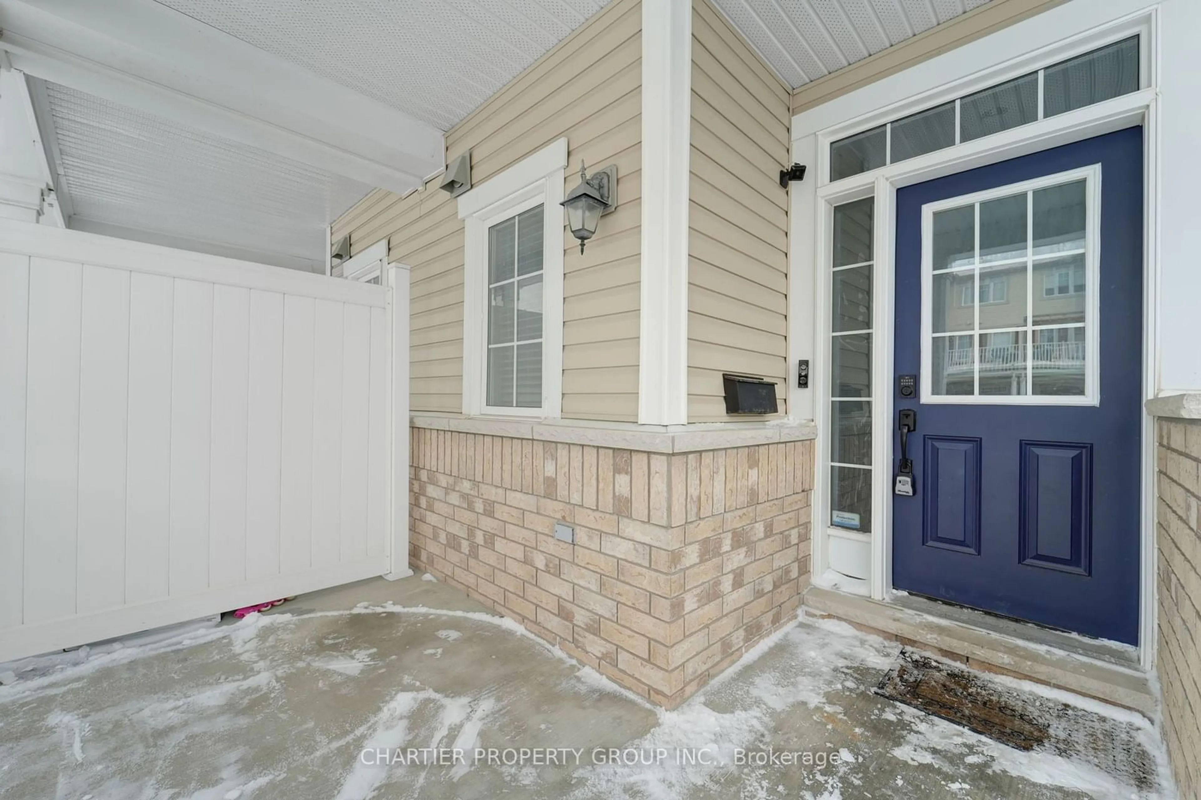 Indoor entryway for 450 Meadowhawk Cres, Barrhaven Ontario K2J 5W8