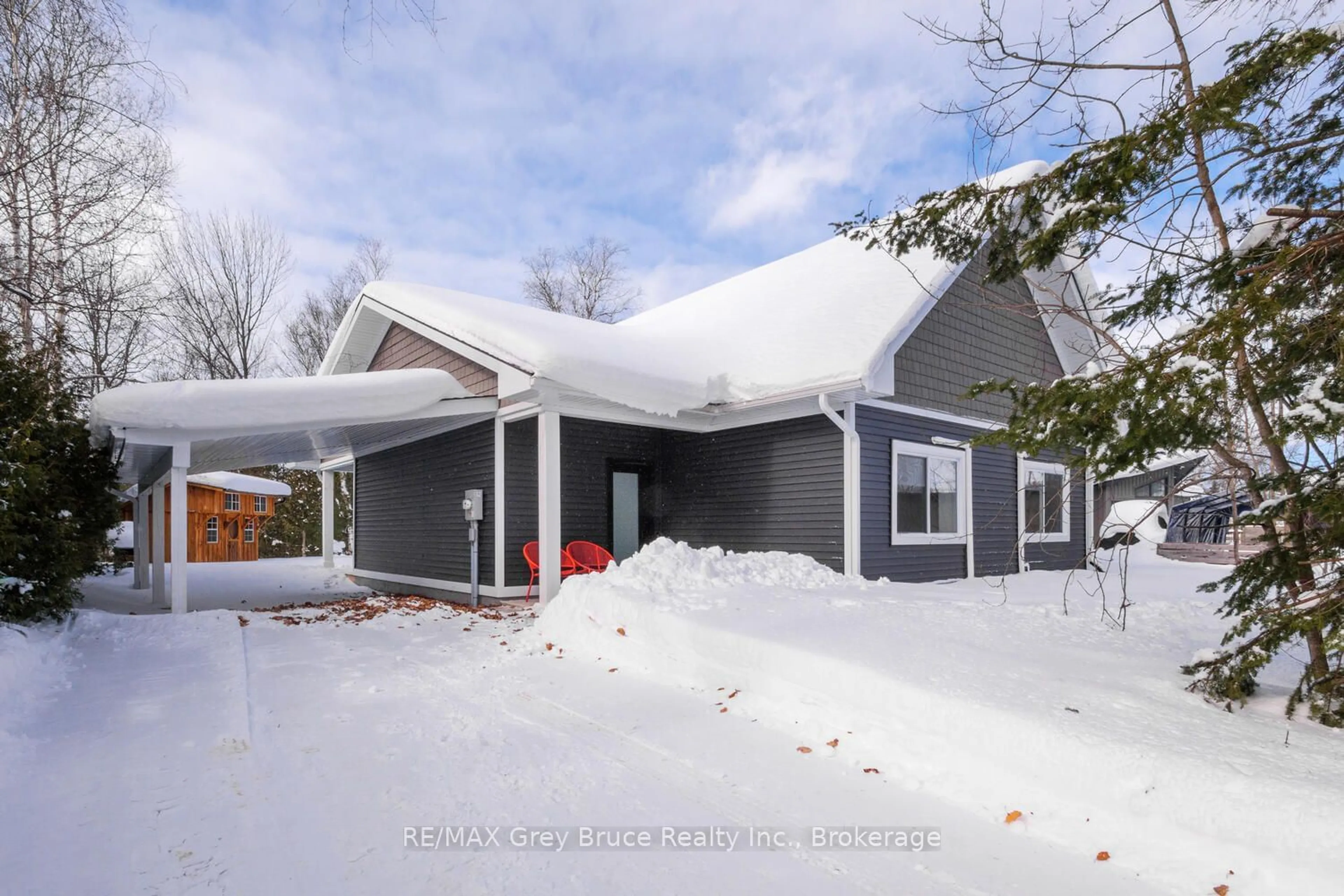 Home with vinyl exterior material, street for 32 Southampton Pkwy, South Bruce Peninsula Ontario N0H 2G0