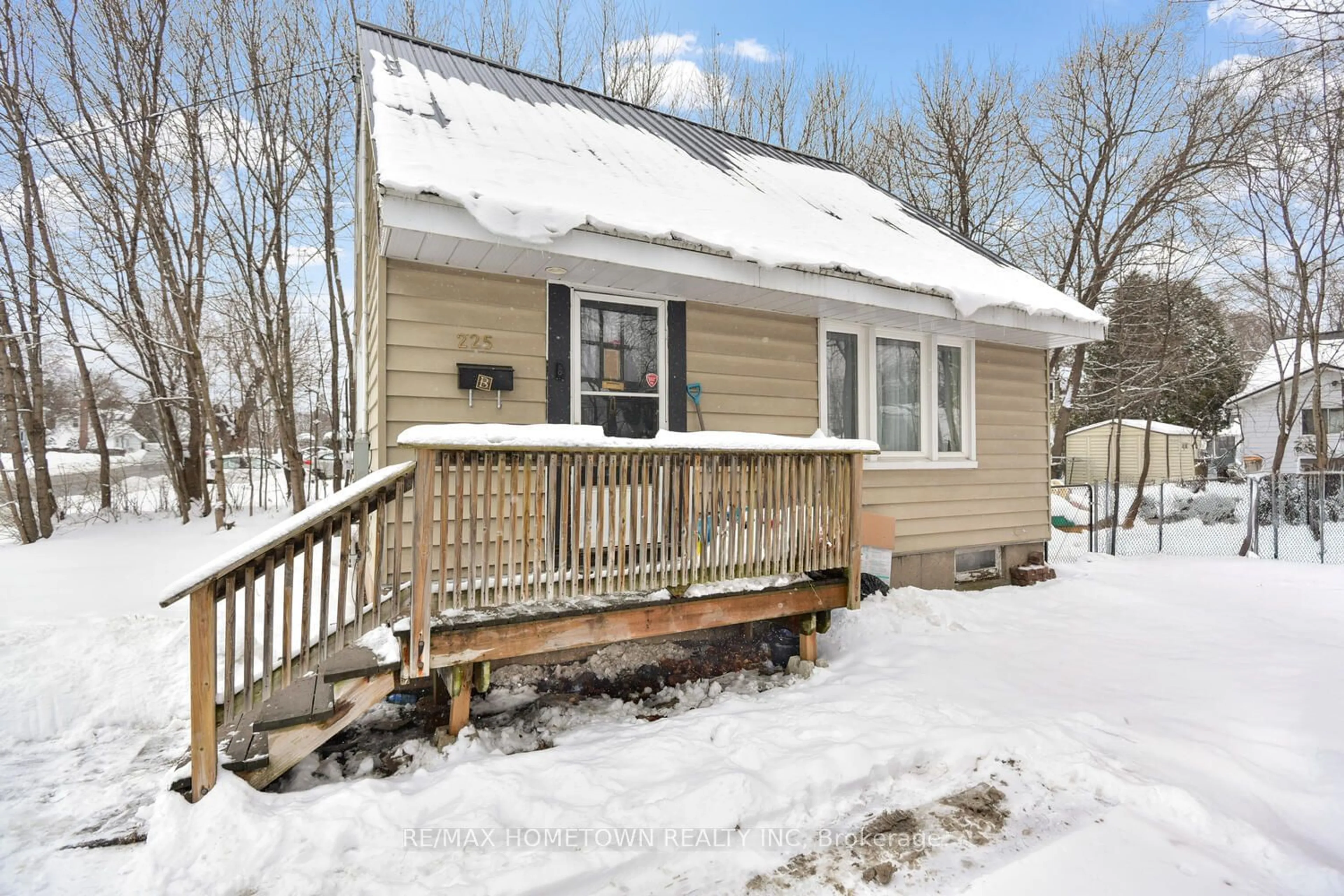 Home with vinyl exterior material, street for 225 Ormond St, Brockville Ontario K6V 2L6