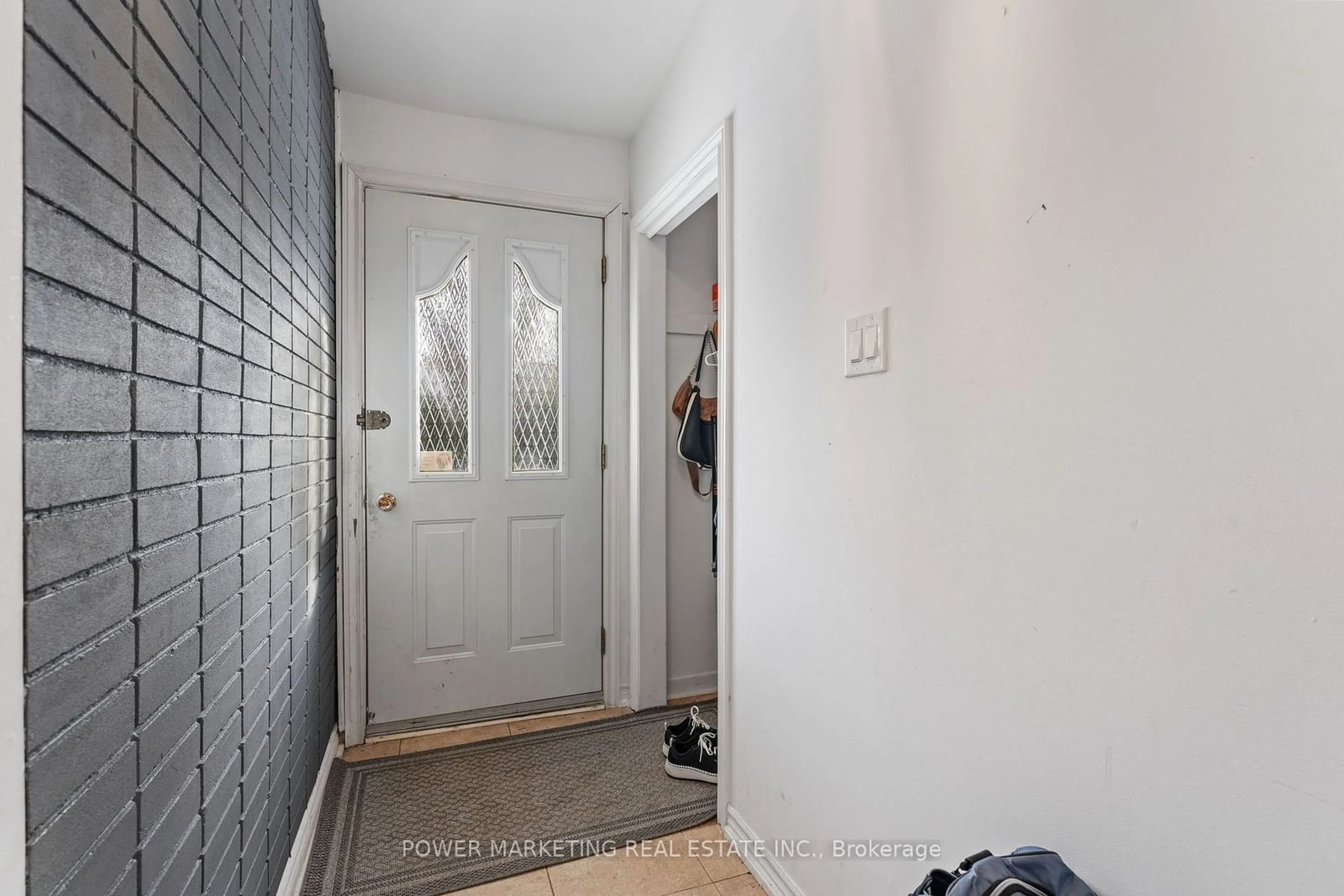 Indoor entryway for 935 GOREN Ave, Elmvale Acres and Area Ontario K1S 1N4