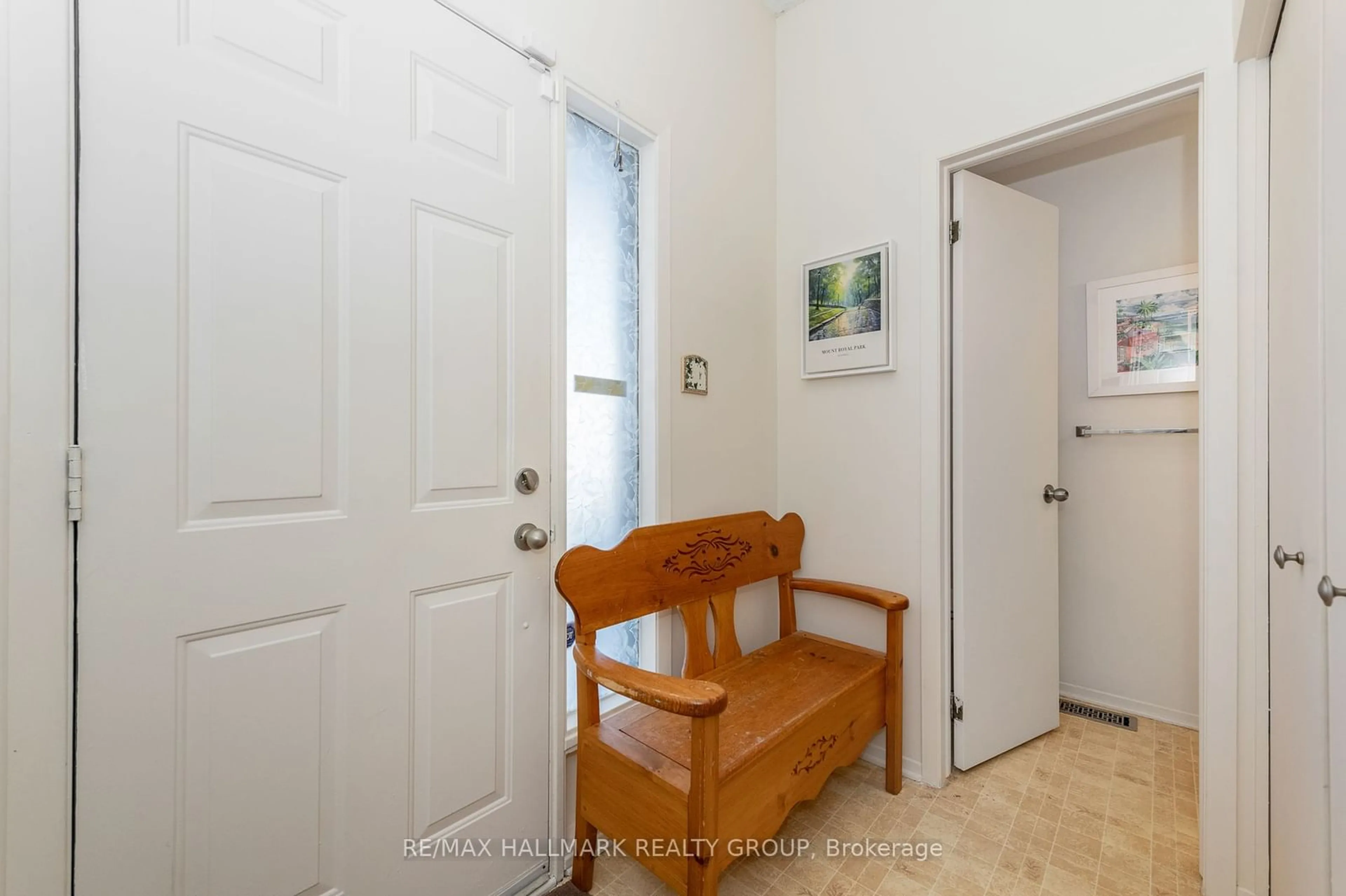 Indoor entryway for 292 Pickford Dr, Kanata Ontario K2L 3T5