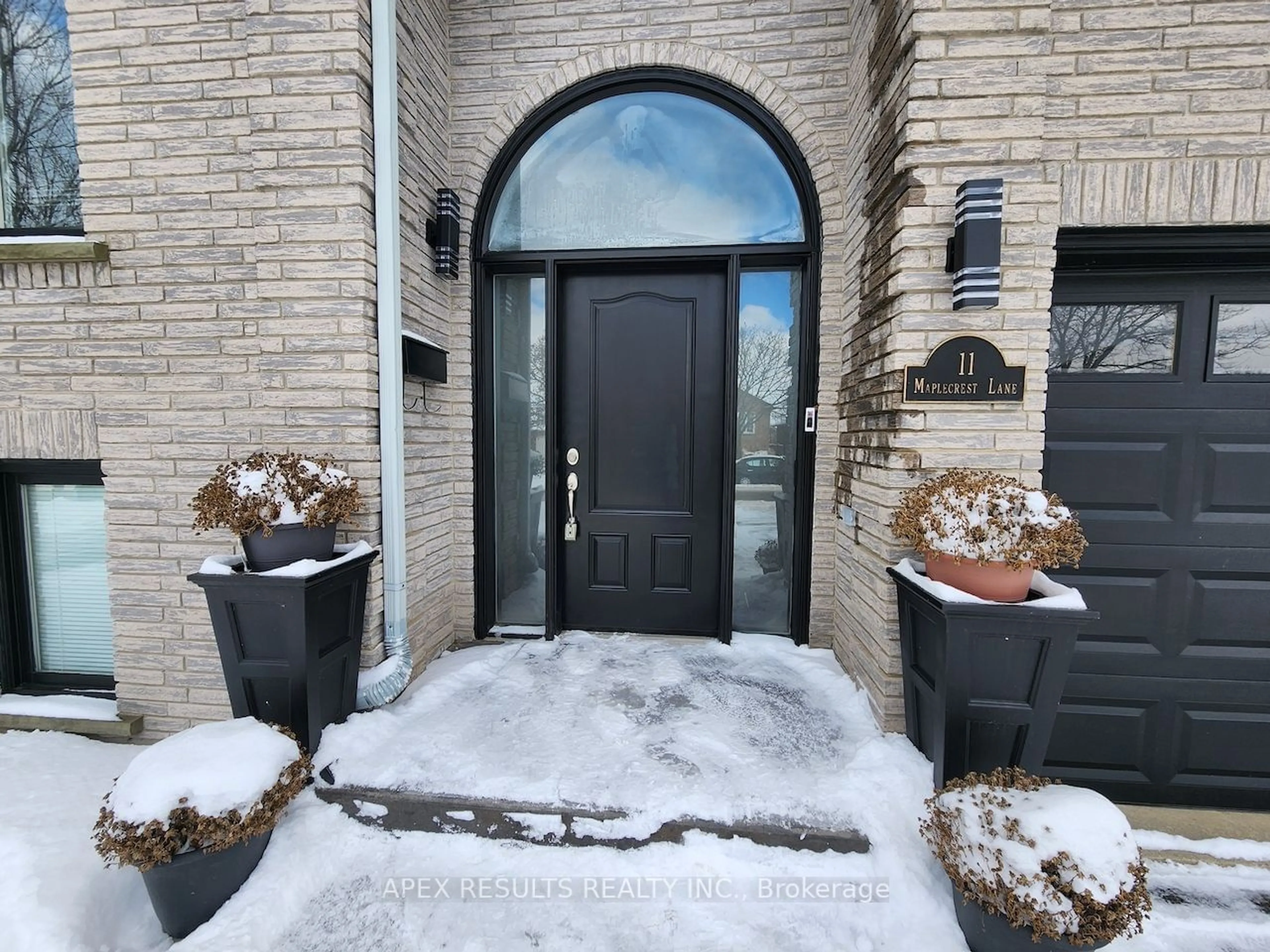 Indoor entryway for 11 MAPLECREST Lane, Brantford Ontario N3R 7V1