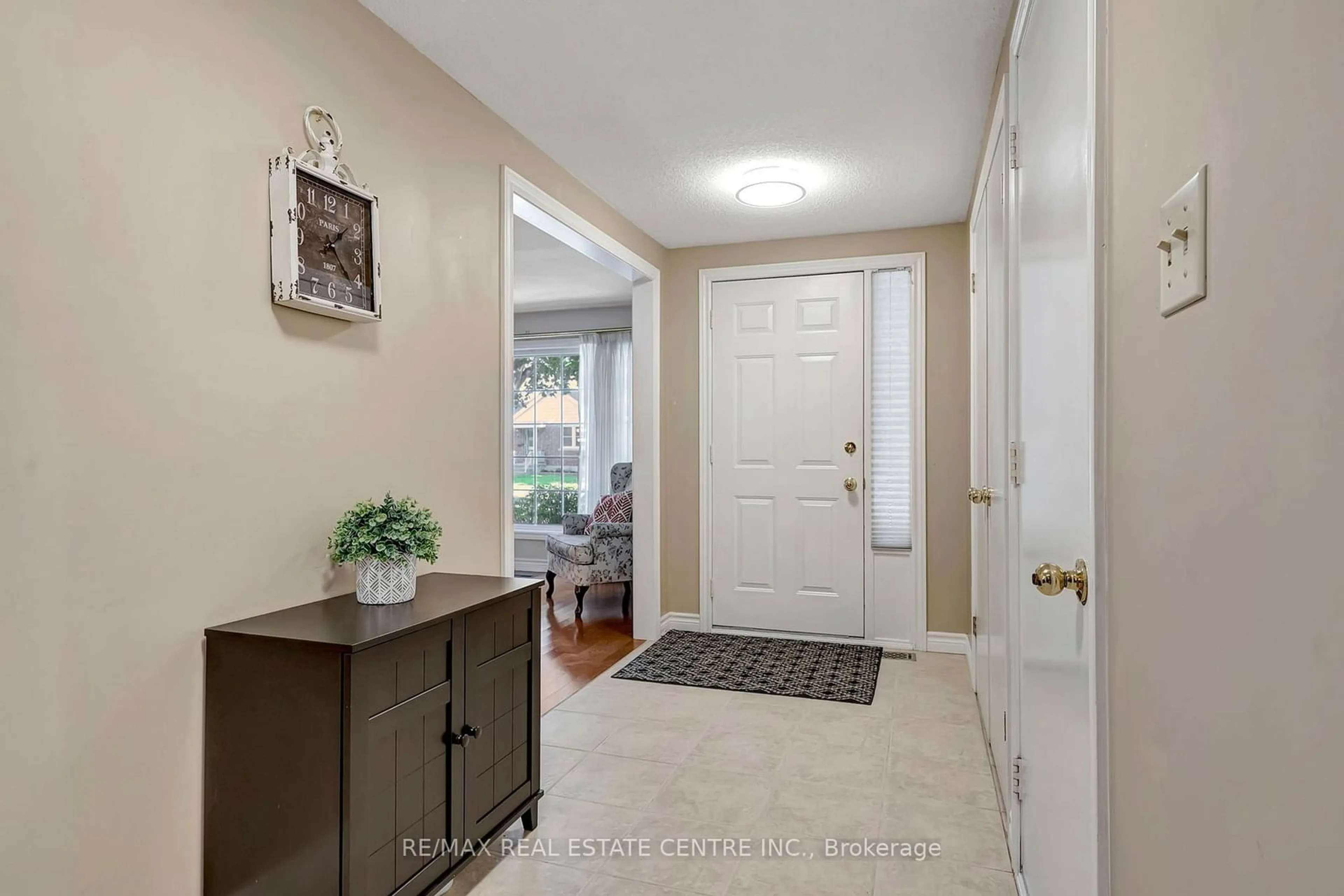 Indoor entryway for 8 Lowell St, Cambridge Ontario N1R 5C7