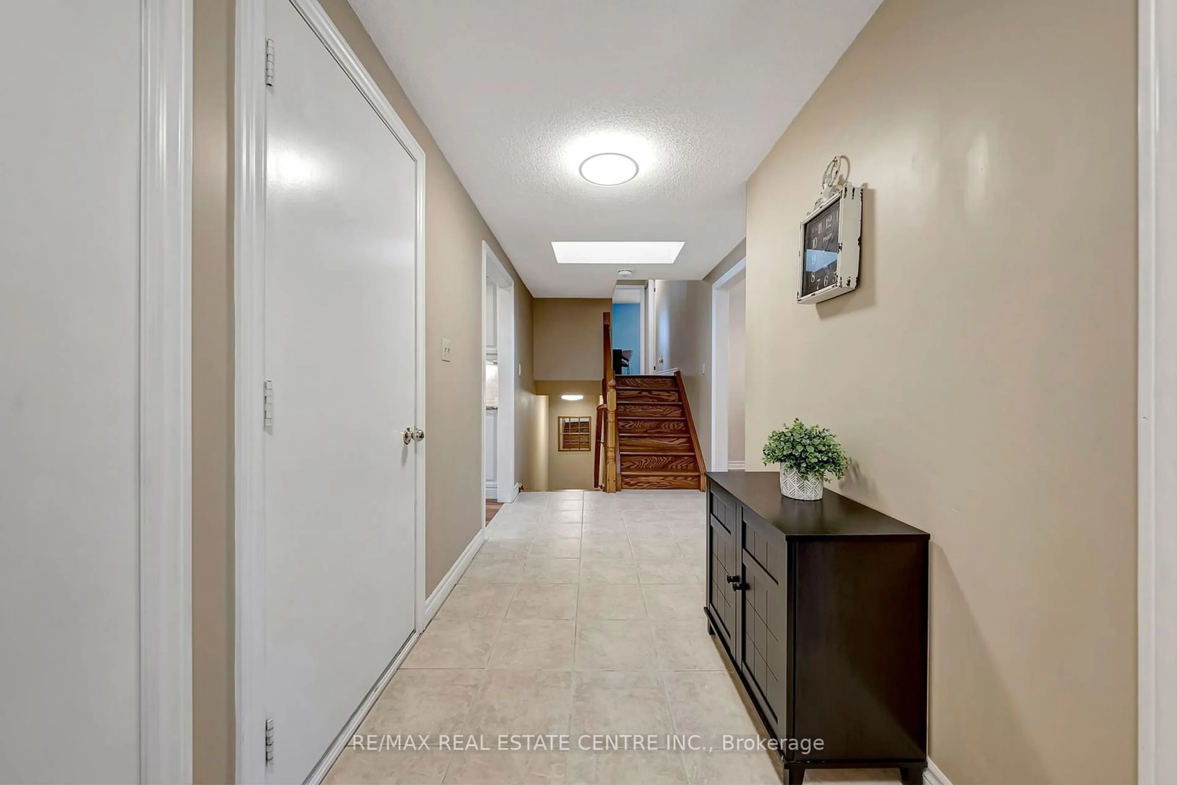 Indoor entryway for 8 Lowell St, Cambridge Ontario N1R 5C7