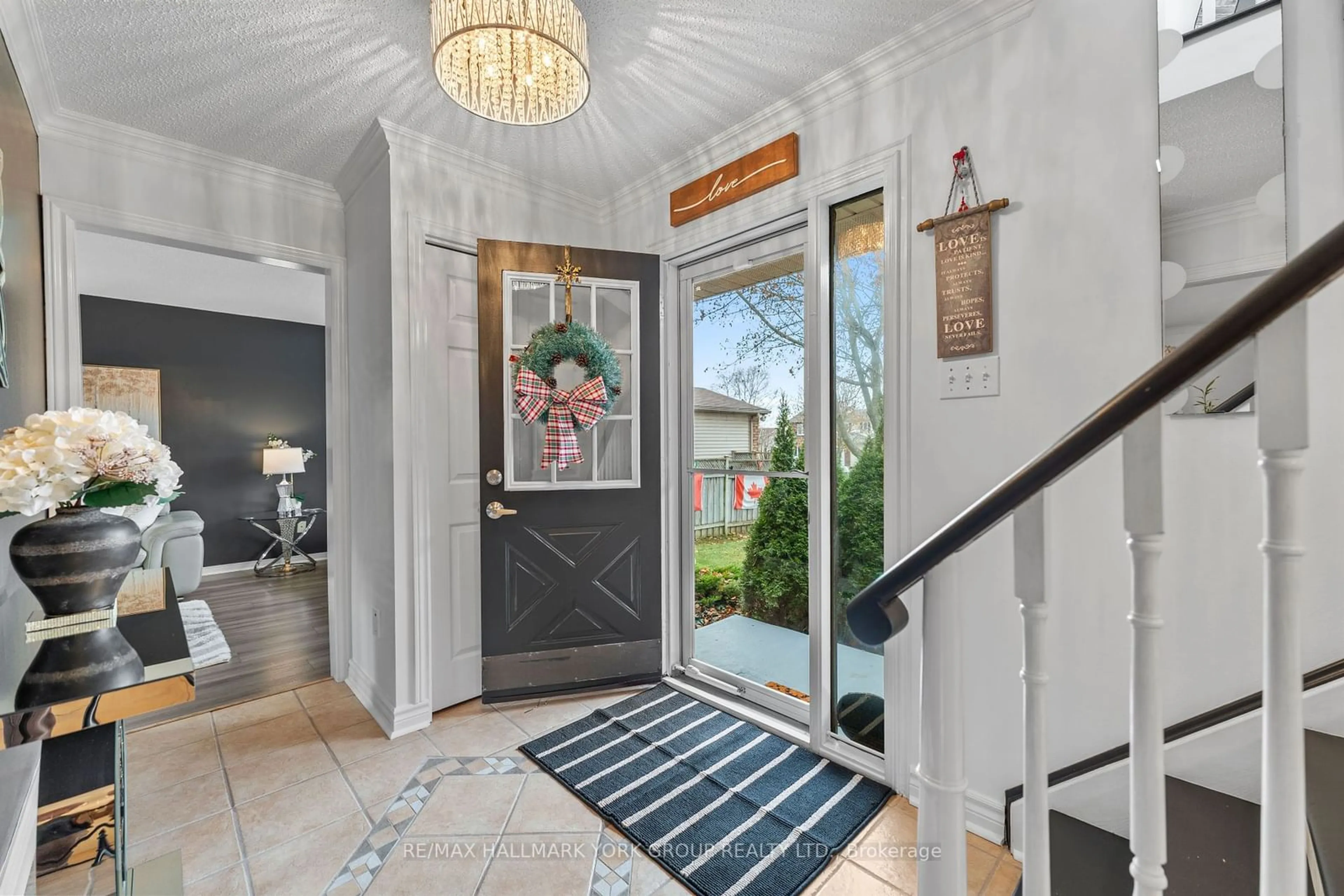 Indoor entryway for 947 Cornell Crescent, Cobourg Ontario K9A 5H3