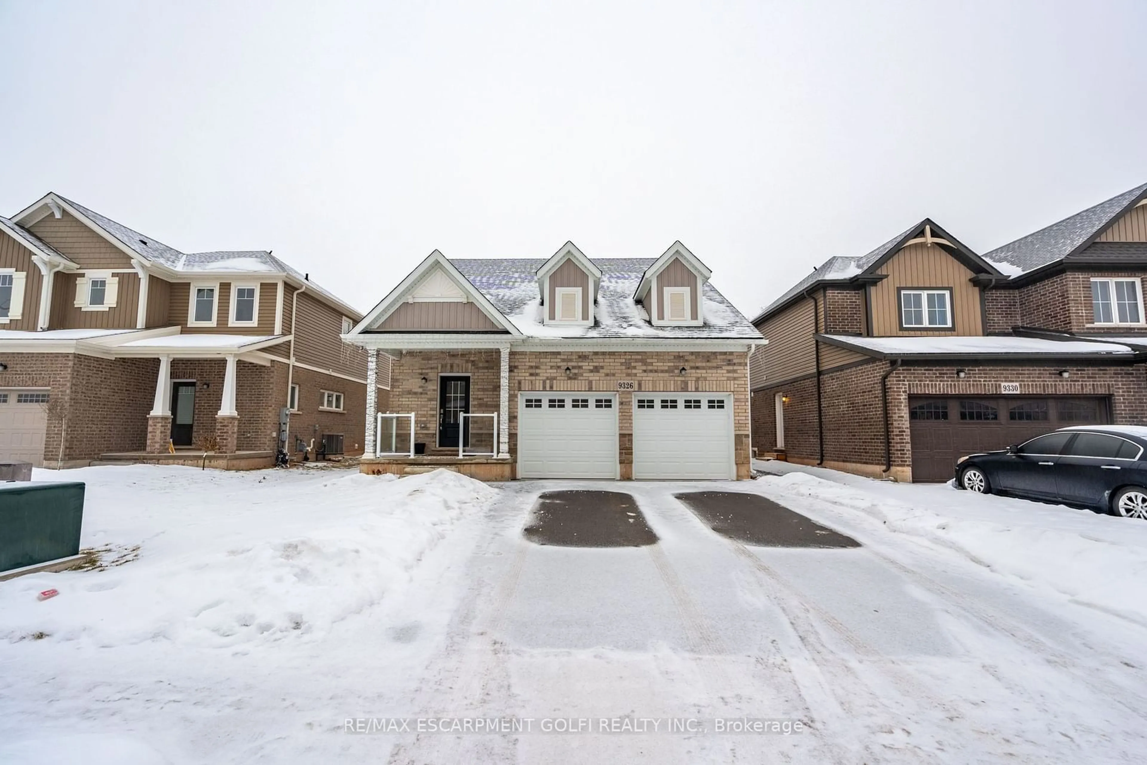 A pic from outside/outdoor area/front of a property/back of a property/a pic from drone, street for 9326 White Oak Ave, Niagara Falls Ontario L2G 3P6