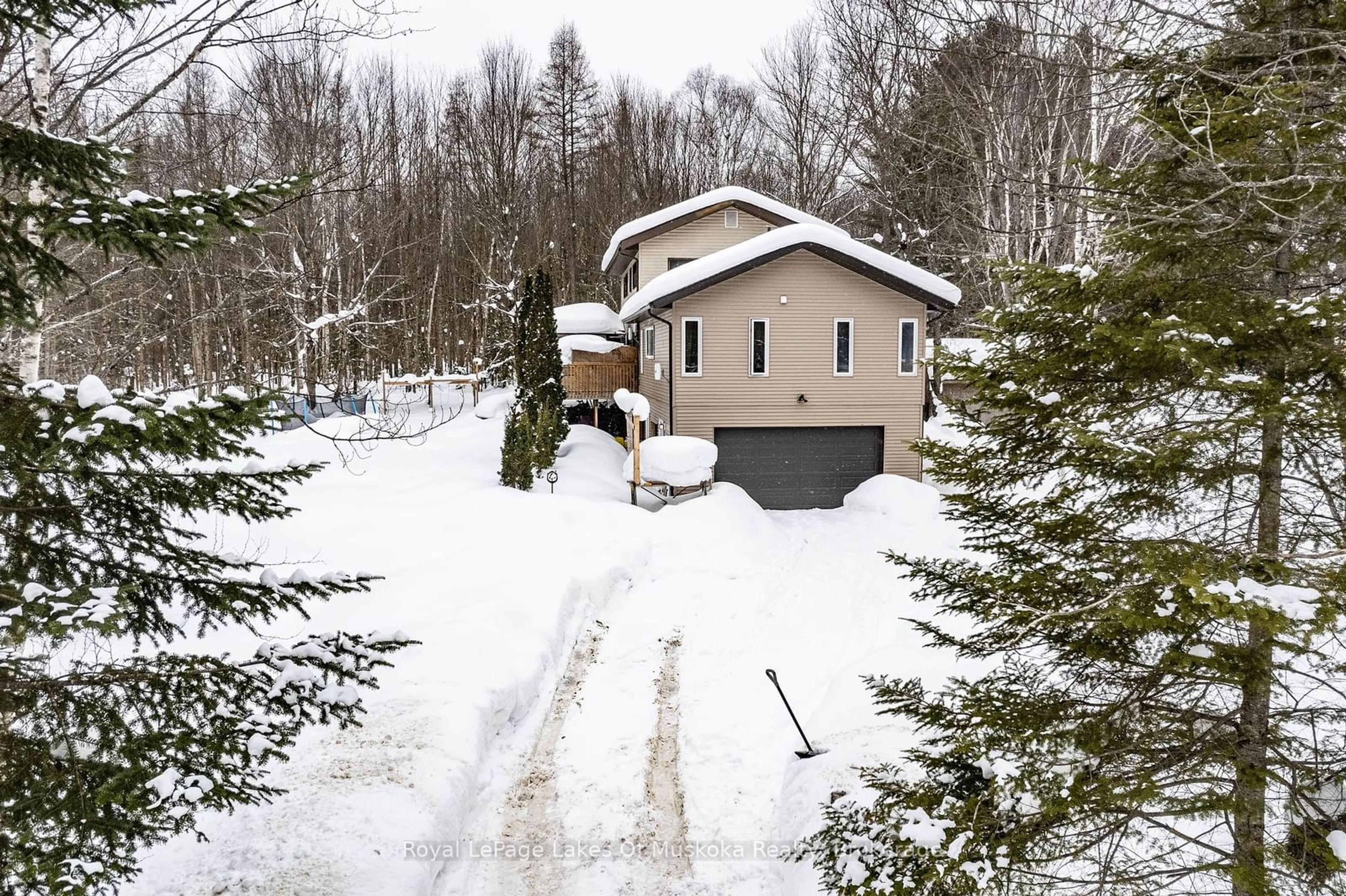 A pic from outside/outdoor area/front of a property/back of a property/a pic from drone, street for 1034 Uffington Rd, Bracebridge Ontario P1L 1X1