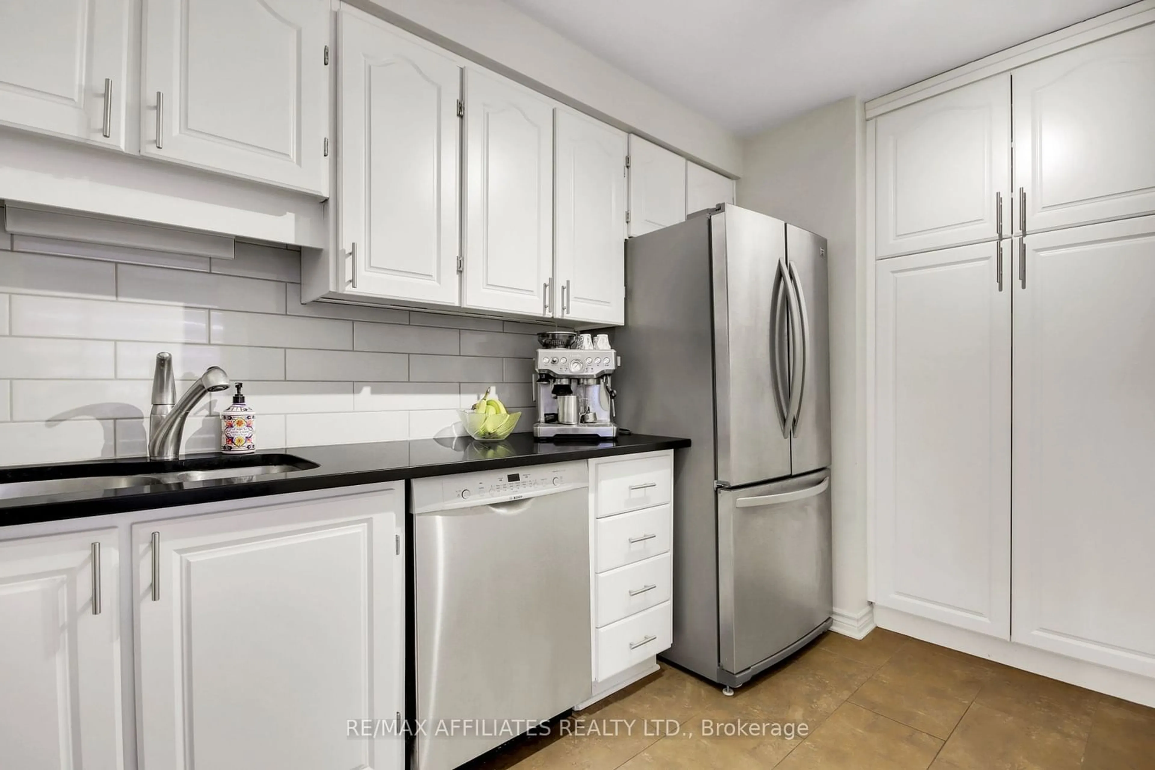 Standard kitchen, unknown for 470 Laurier Ave #302, Ottawa Centre Ontario K1R 7W9