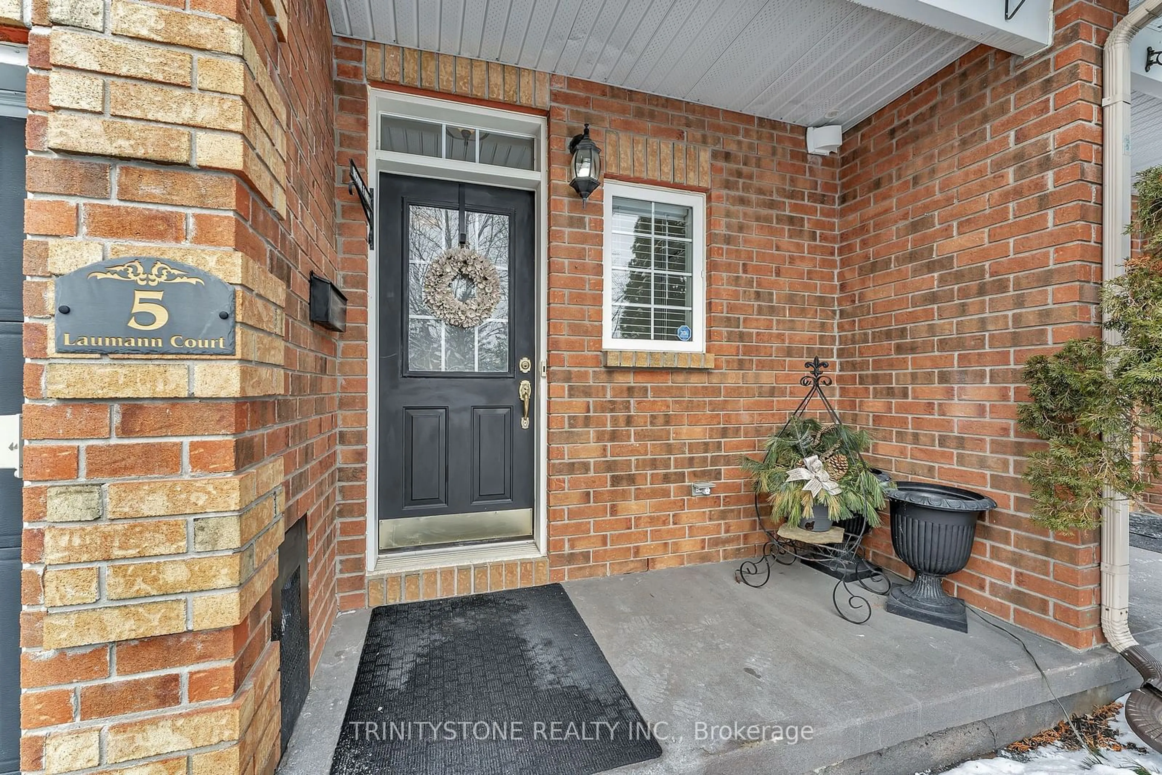 Indoor entryway for 5 Laumann Crt, Stittsville - Munster - Richmond Ontario K2S 1V9