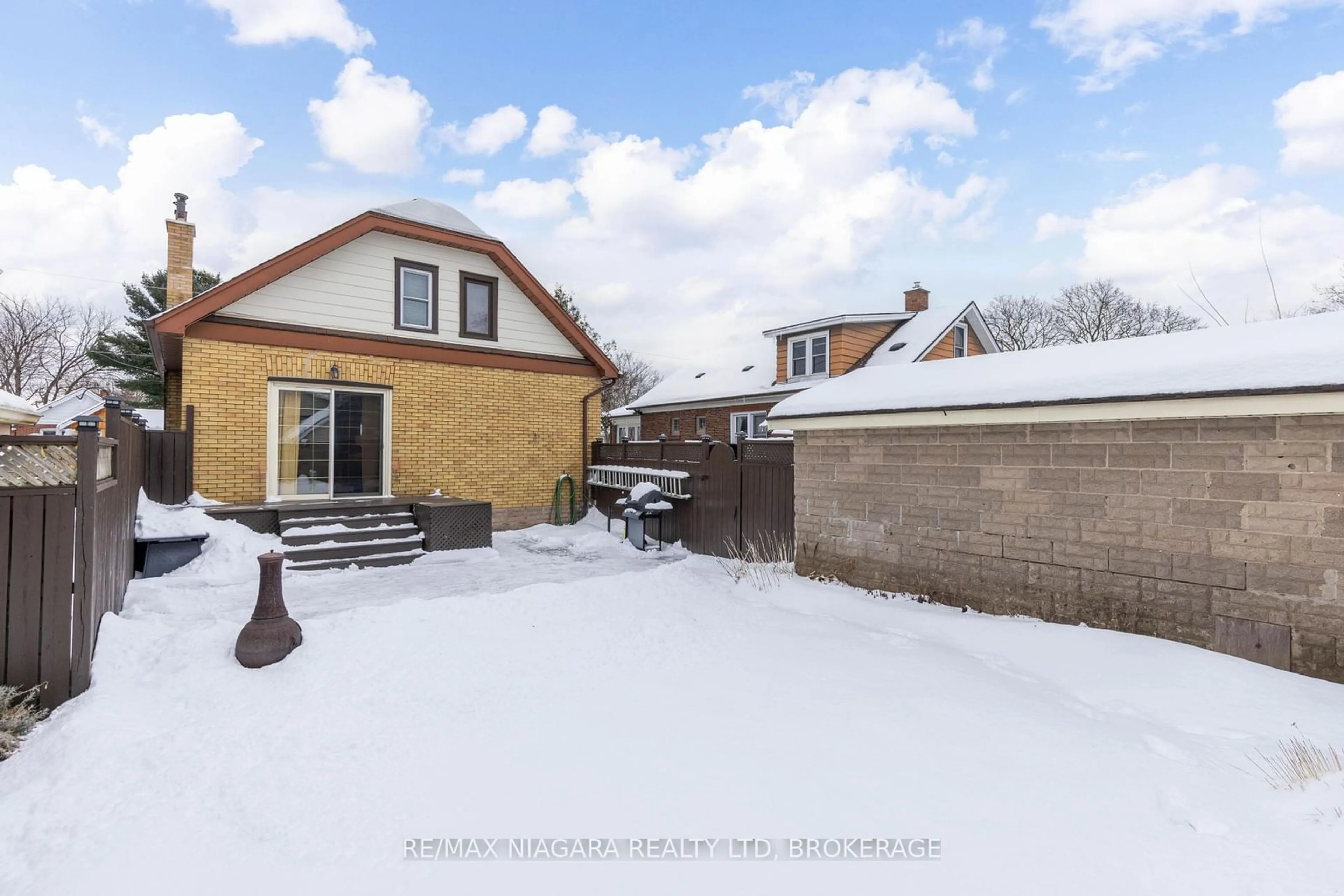 A pic from outside/outdoor area/front of a property/back of a property/a pic from drone, street for 5607 Byng Ave, Niagara Falls Ontario L2G 5C6