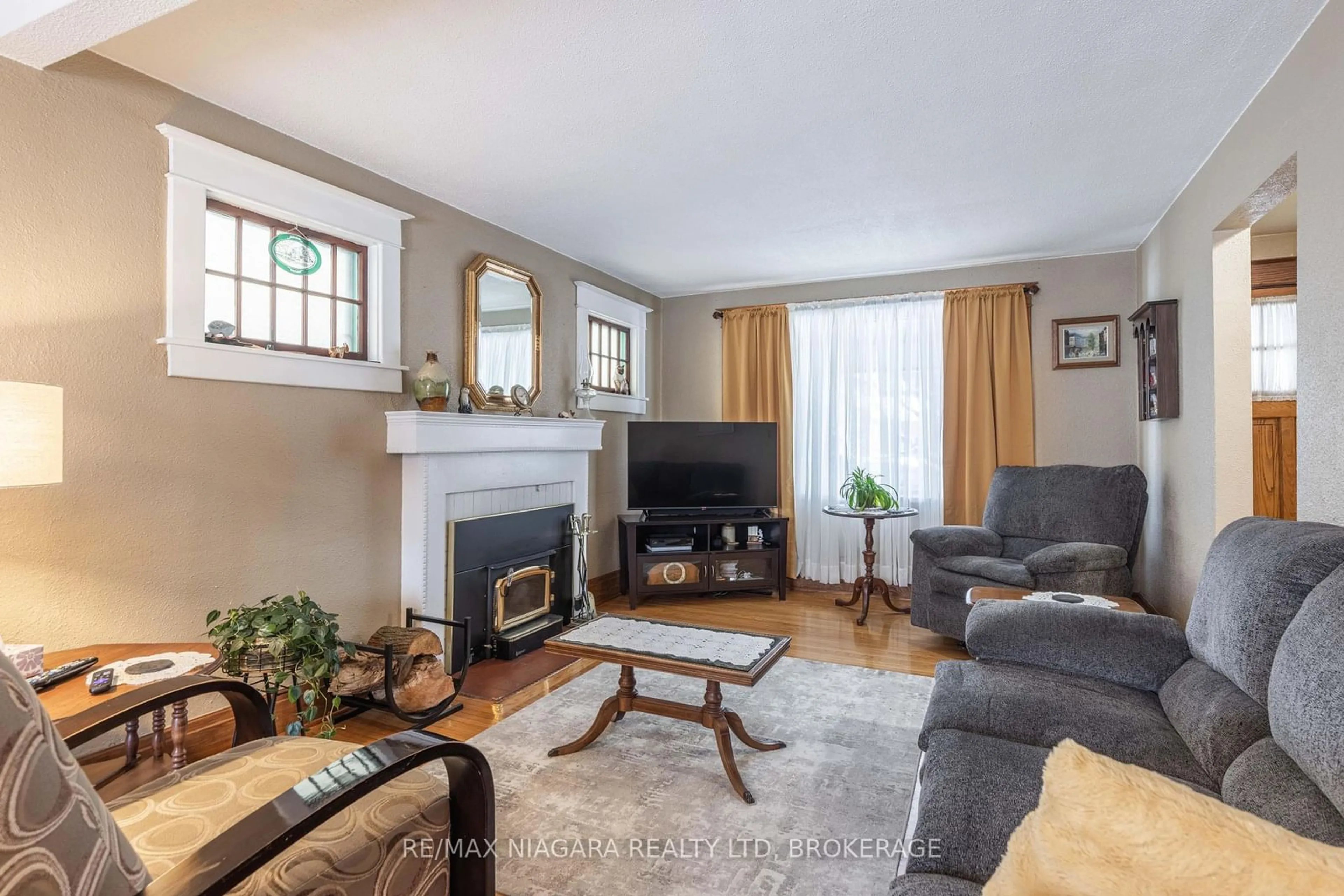 Living room with furniture, unknown for 5607 Byng Ave, Niagara Falls Ontario L2G 5C6