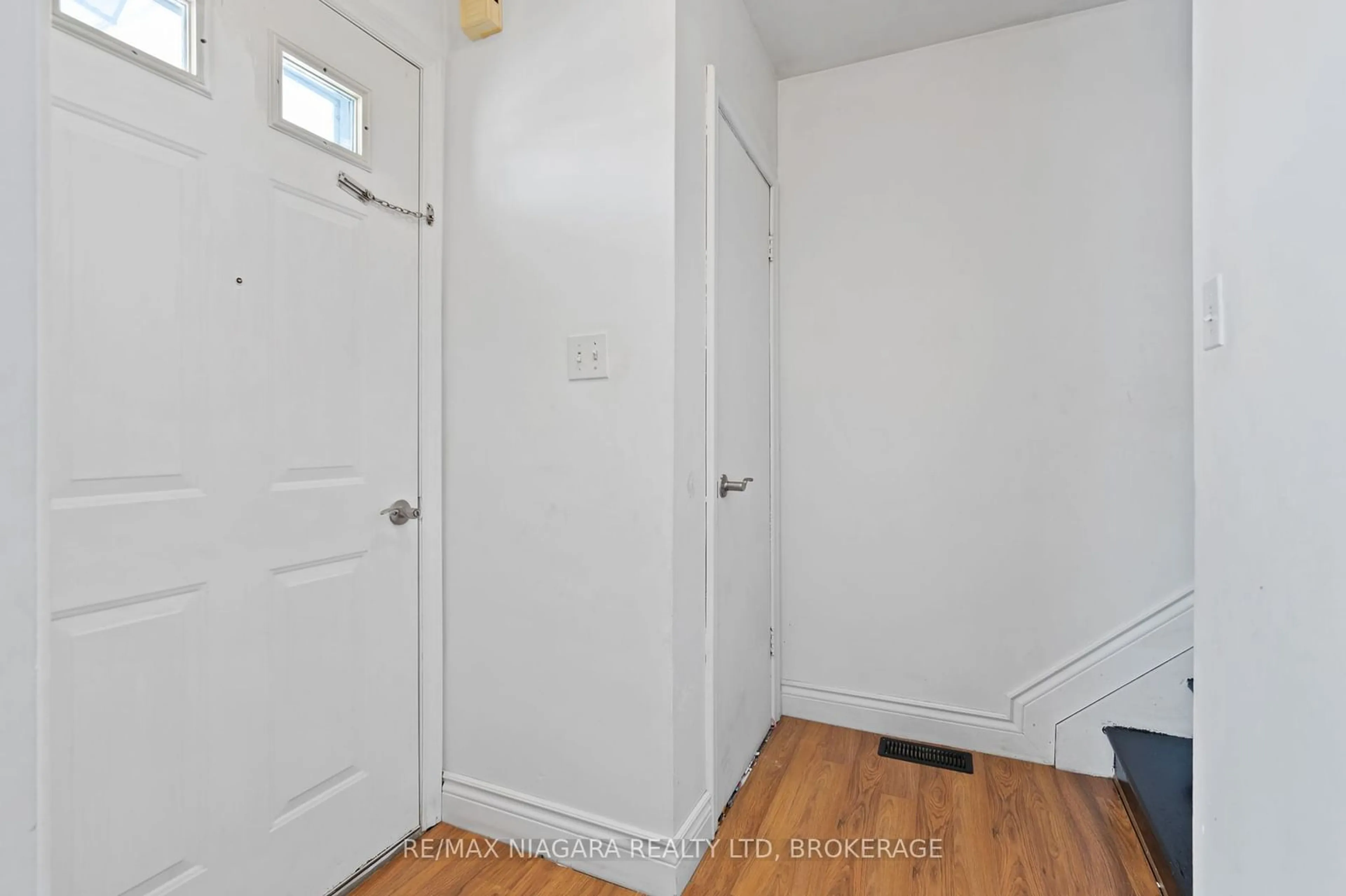 Indoor entryway for 500 Lincoln St, Welland Ontario L3B 4N8