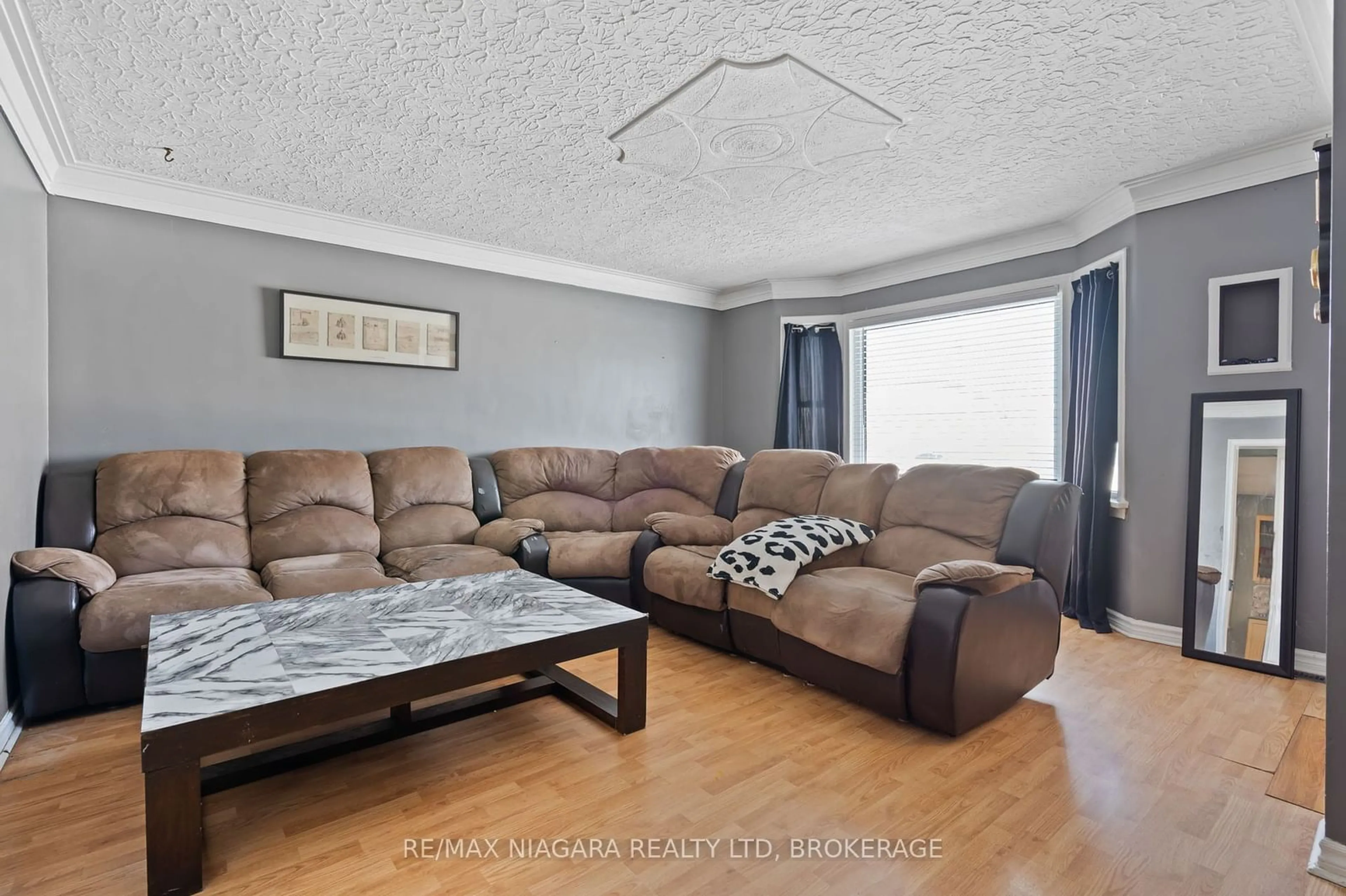 Living room with furniture, unknown for 500 Lincoln St, Welland Ontario L3B 4N8