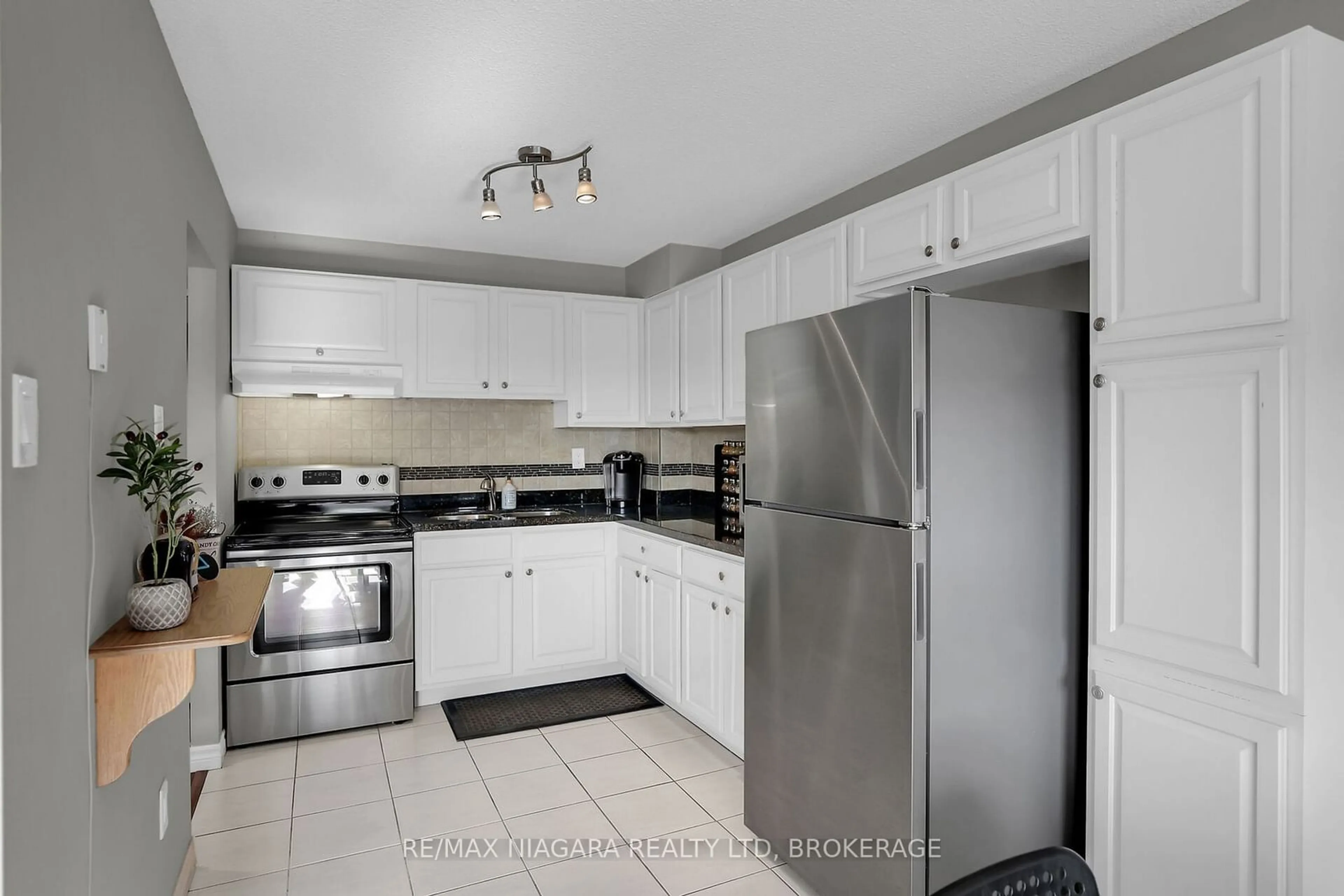 Standard kitchen, ceramic/tile floor for 242 Oakdale Ave #202, St. Catharines Ontario L2P 3K5