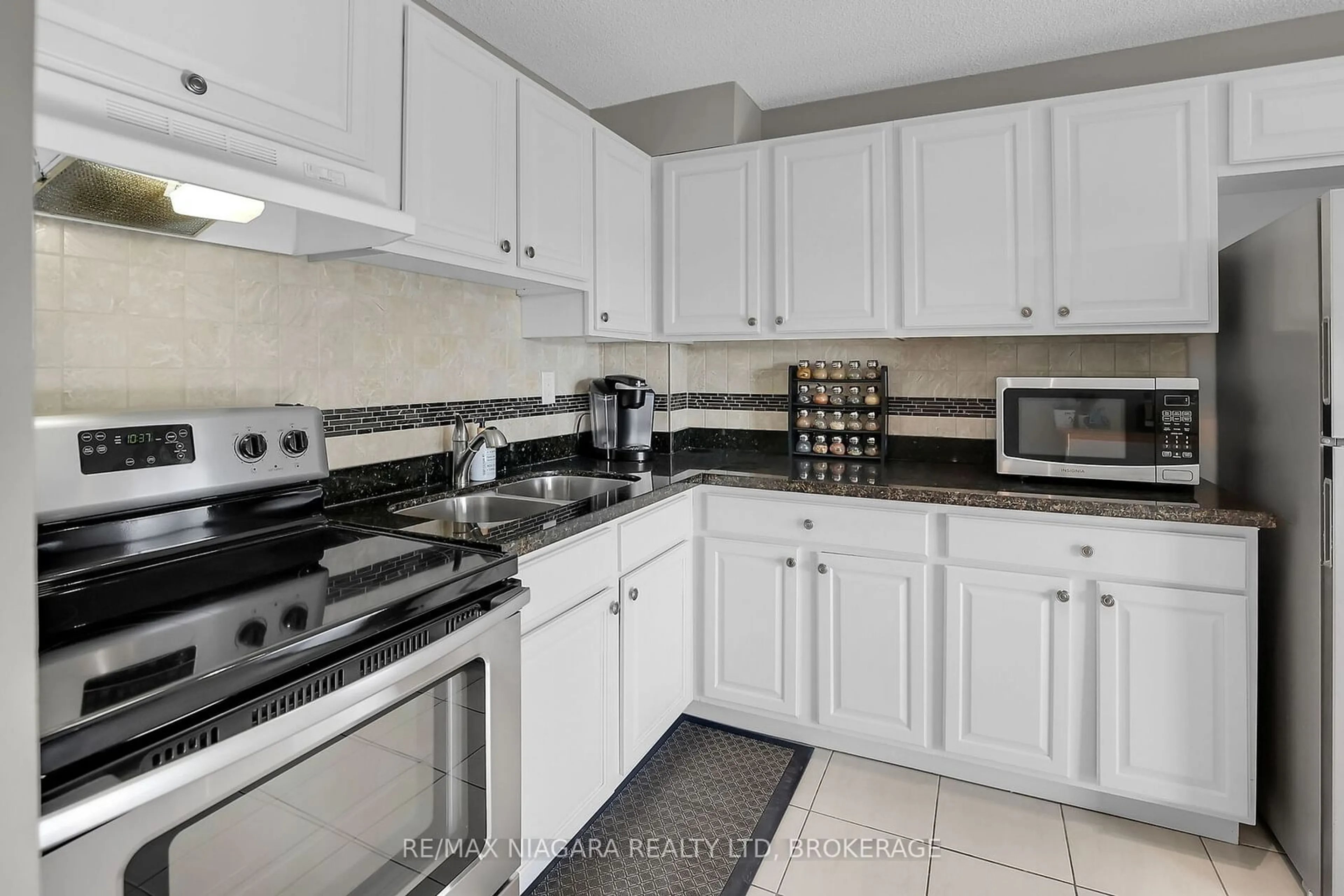 Standard kitchen, ceramic/tile floor for 242 Oakdale Ave #202, St. Catharines Ontario L2P 3K5