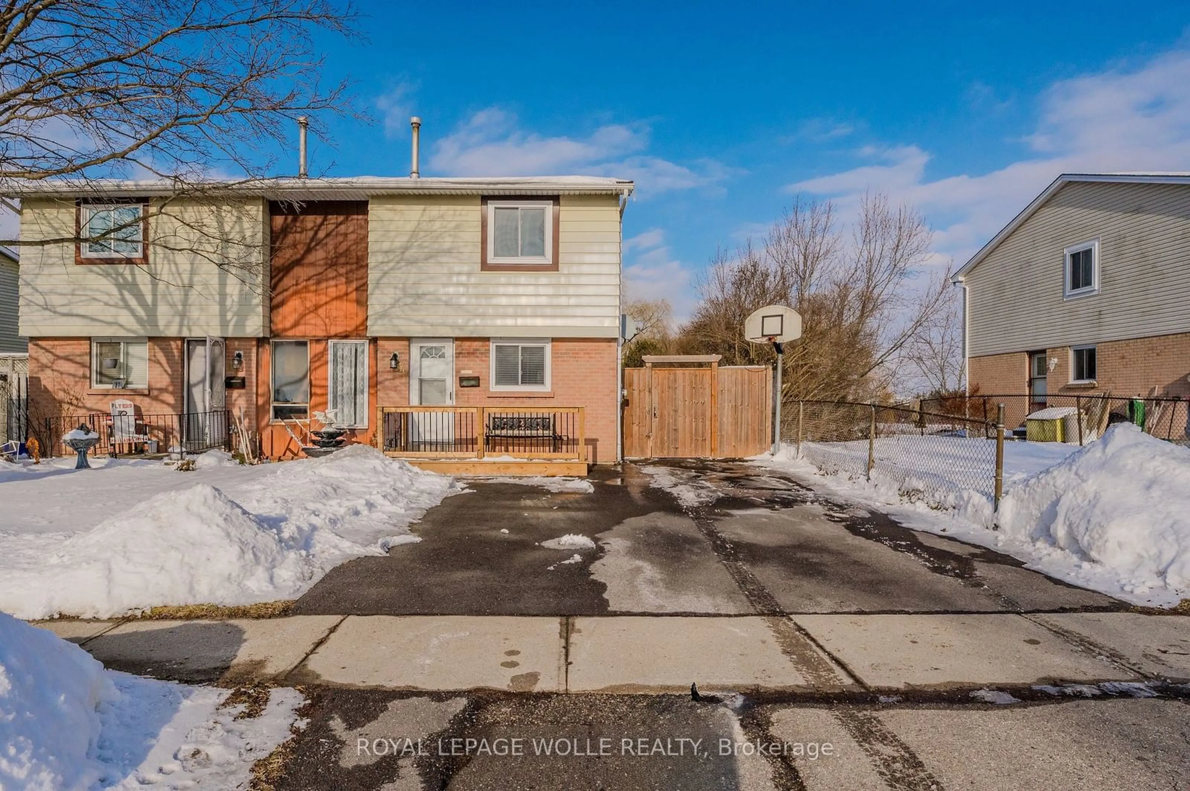 A pic from outside/outdoor area/front of a property/back of a property/a pic from drone, street for 79 Tennyson St, Woodstock Ontario N4S 8B3