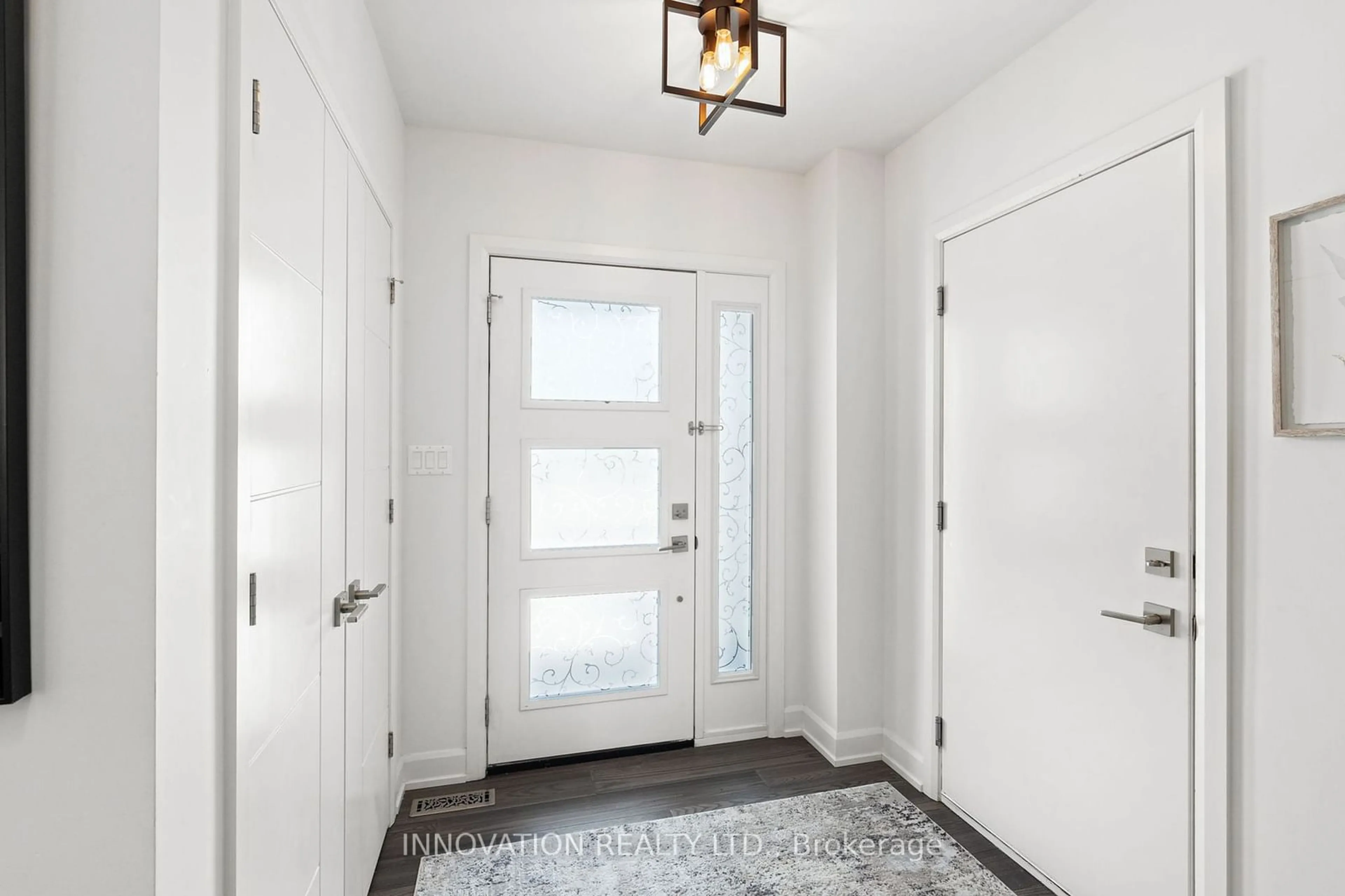 Indoor entryway for 106 Alma St, North Grenville Ontario K0J 1J0