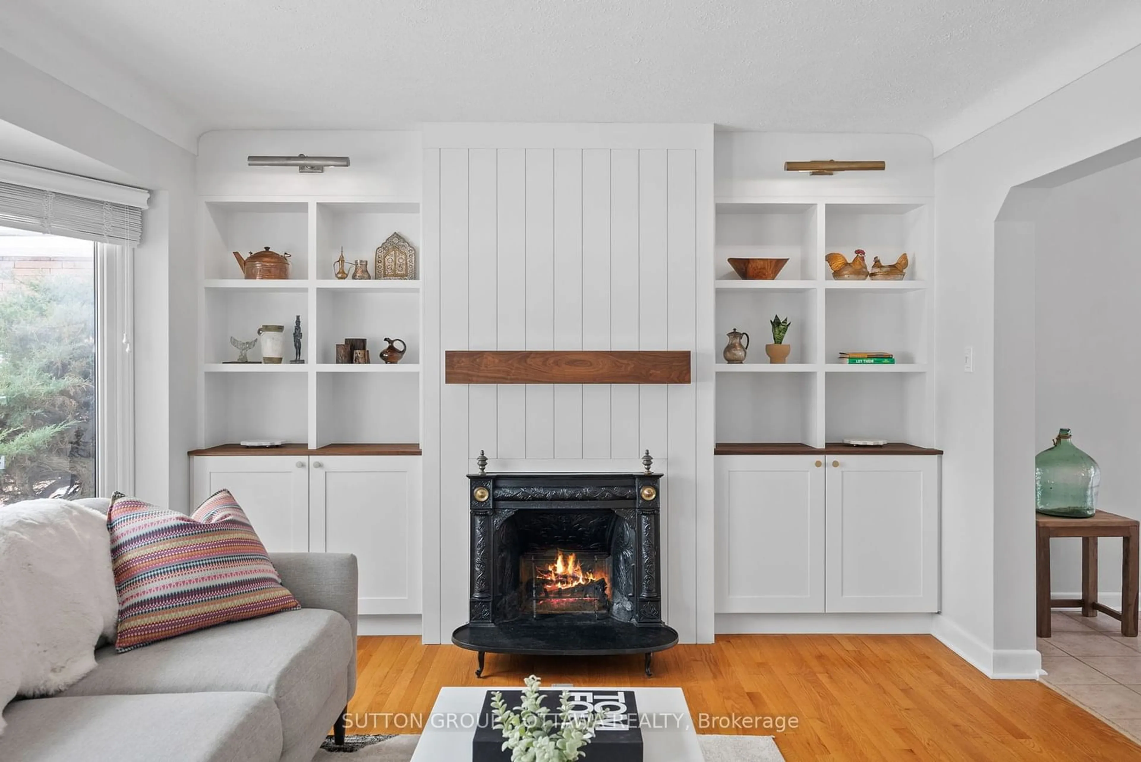 Living room with furniture, wood/laminate floor for 515 BATHURST Ave, Alta Vista and Area Ontario K1G 0X4