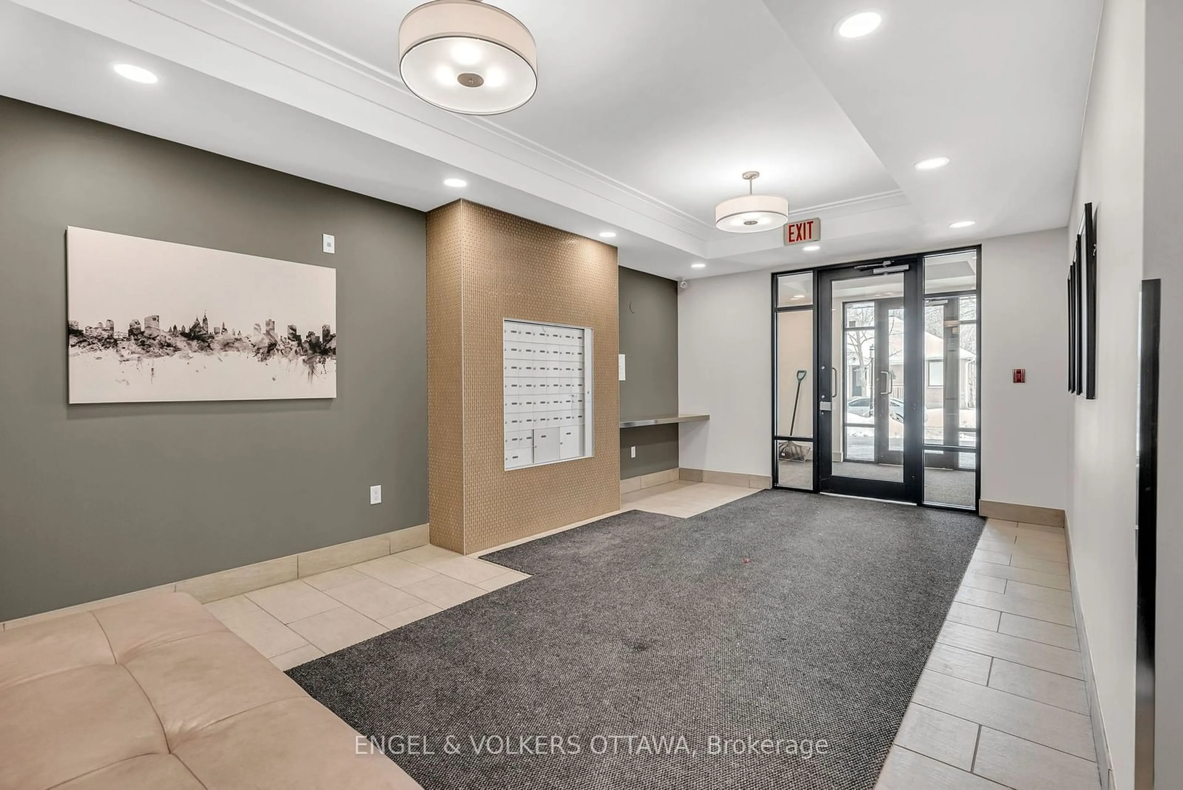 Indoor foyer for 950 Marguerite Ave #111, Overbrook - Castleheights and Area Ontario K1K 3T8