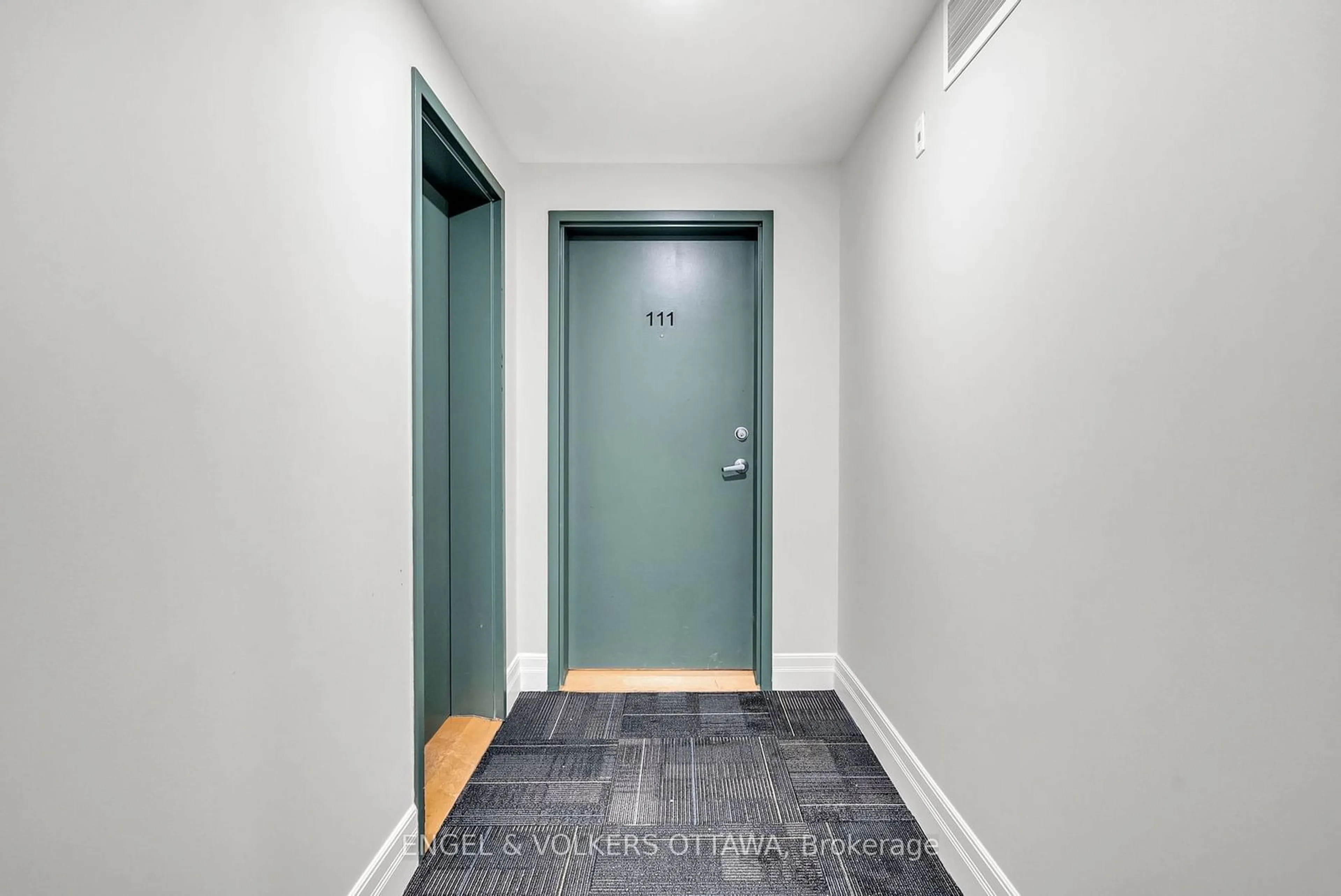 Indoor entryway for 950 Marguerite Ave #111, Overbrook - Castleheights and Area Ontario K1K 3T8