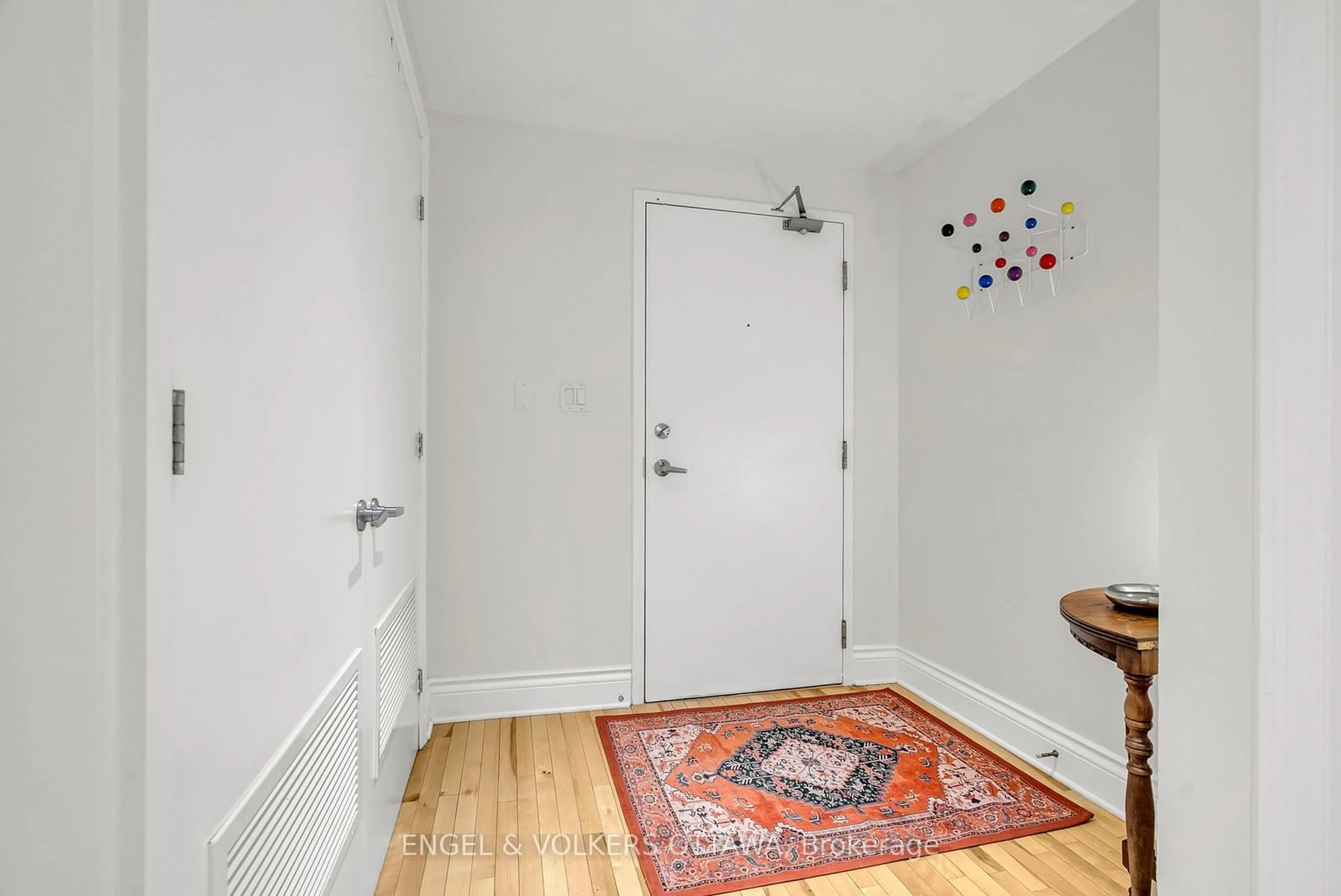 Indoor entryway for 950 Marguerite Ave #111, Overbrook - Castleheights and Area Ontario K1K 3T8