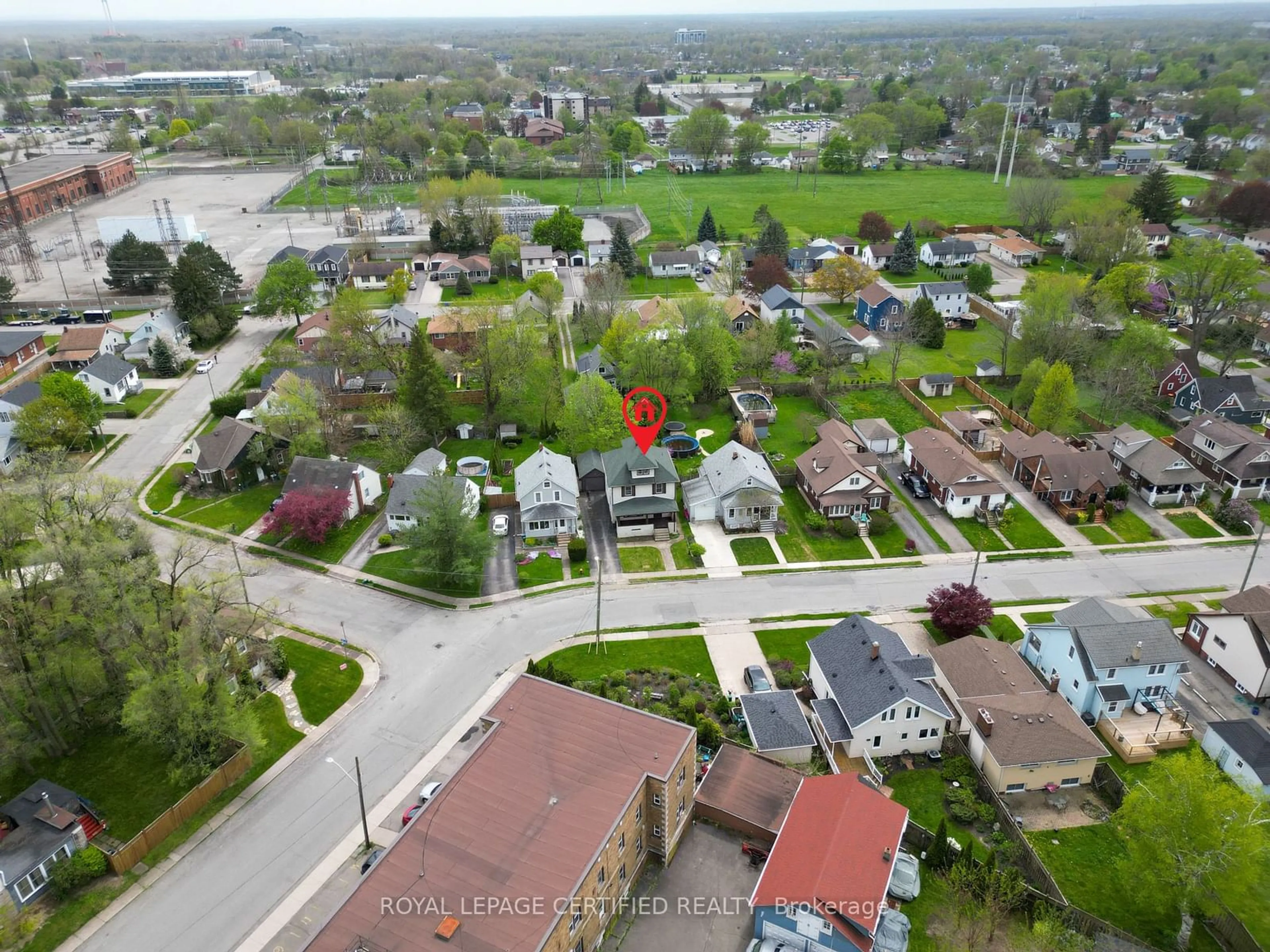 A pic from outside/outdoor area/front of a property/back of a property/a pic from drone, street for 5810 Symmes St, Niagara Falls Ontario L2G 2G3