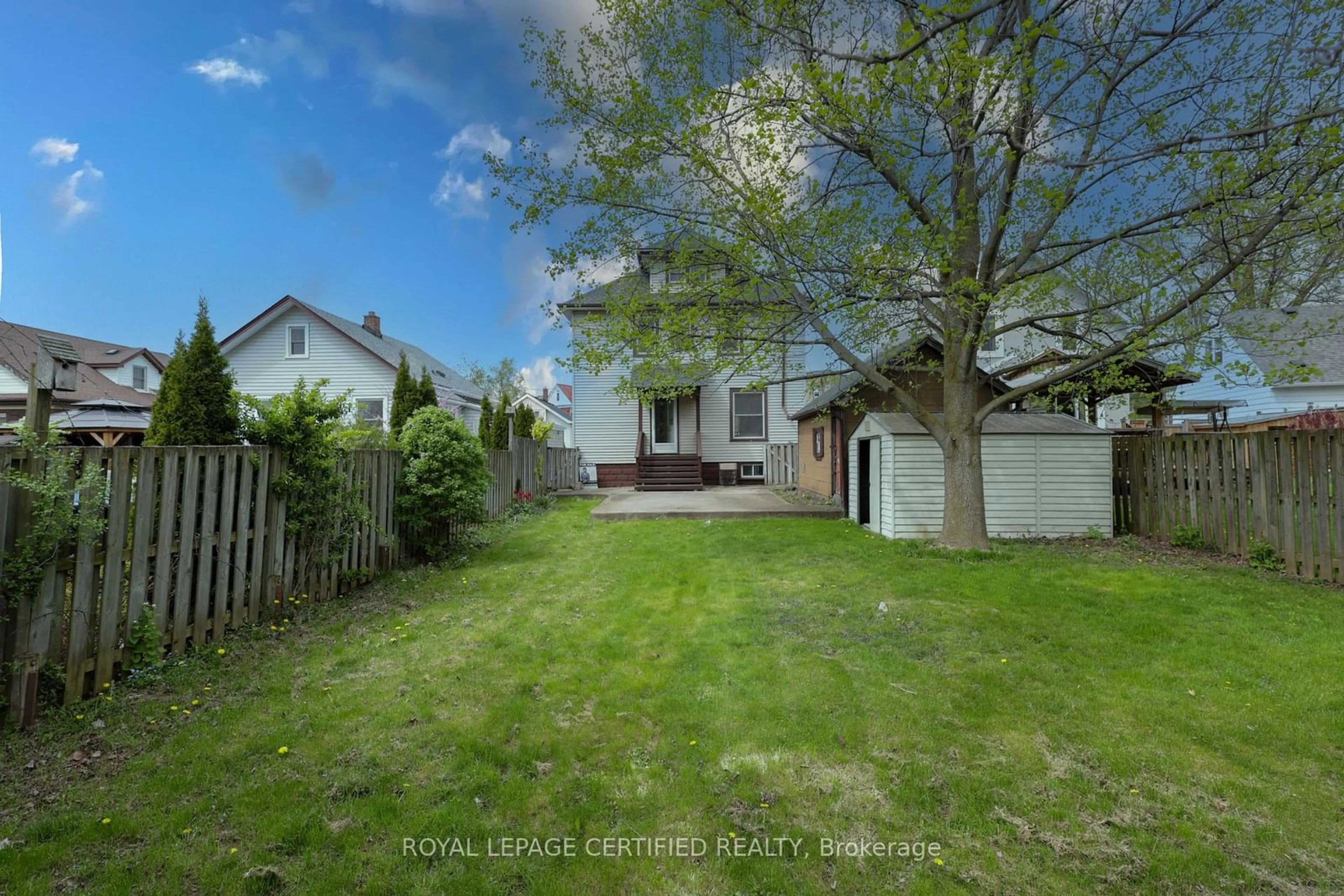 A pic from outside/outdoor area/front of a property/back of a property/a pic from drone, street for 5810 Symmes St, Niagara Falls Ontario L2G 2G3