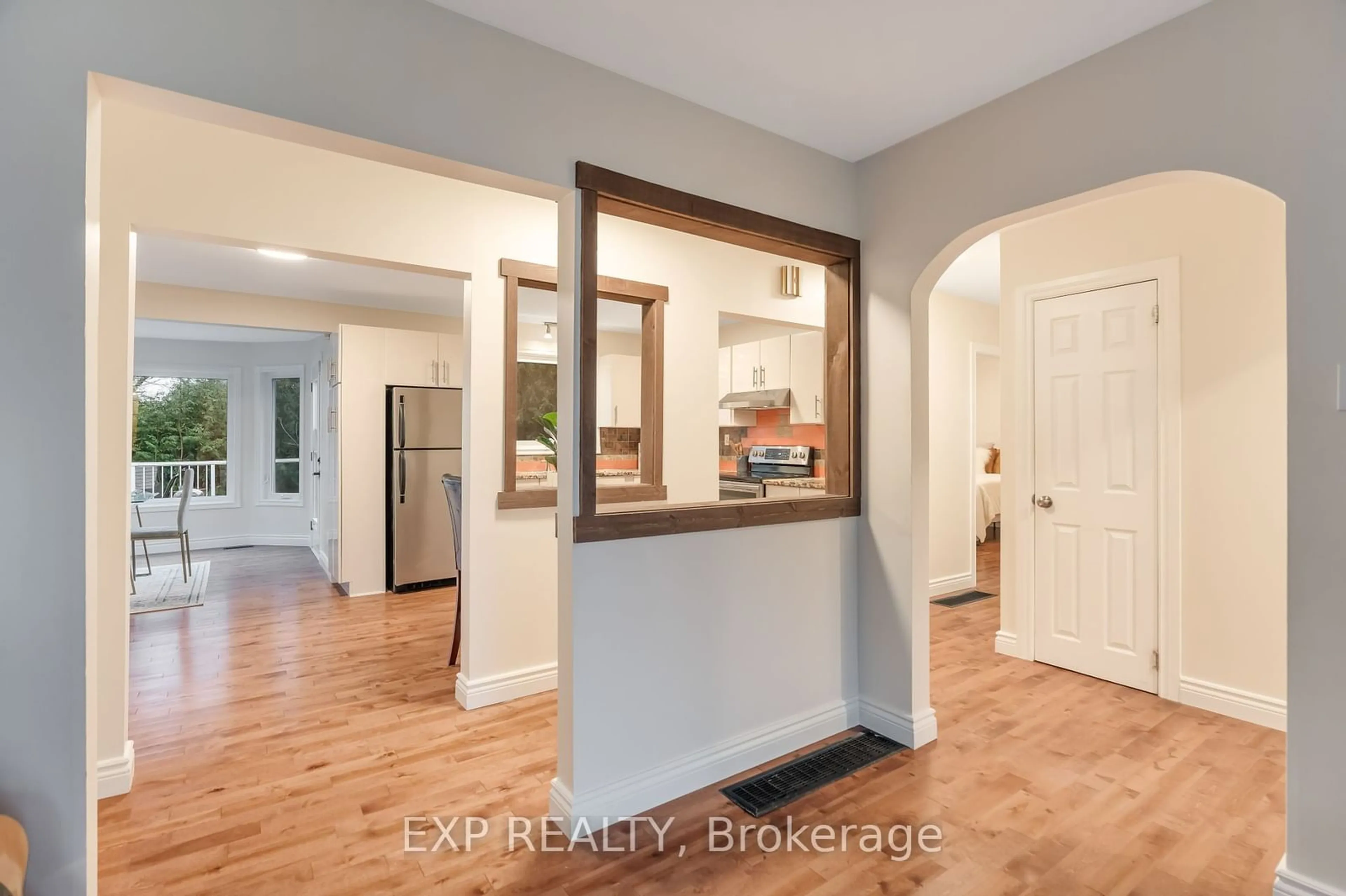 Indoor entryway for 3732 Alderwood St, Blossom Park - Airport and Area Ontario K1T 1B5