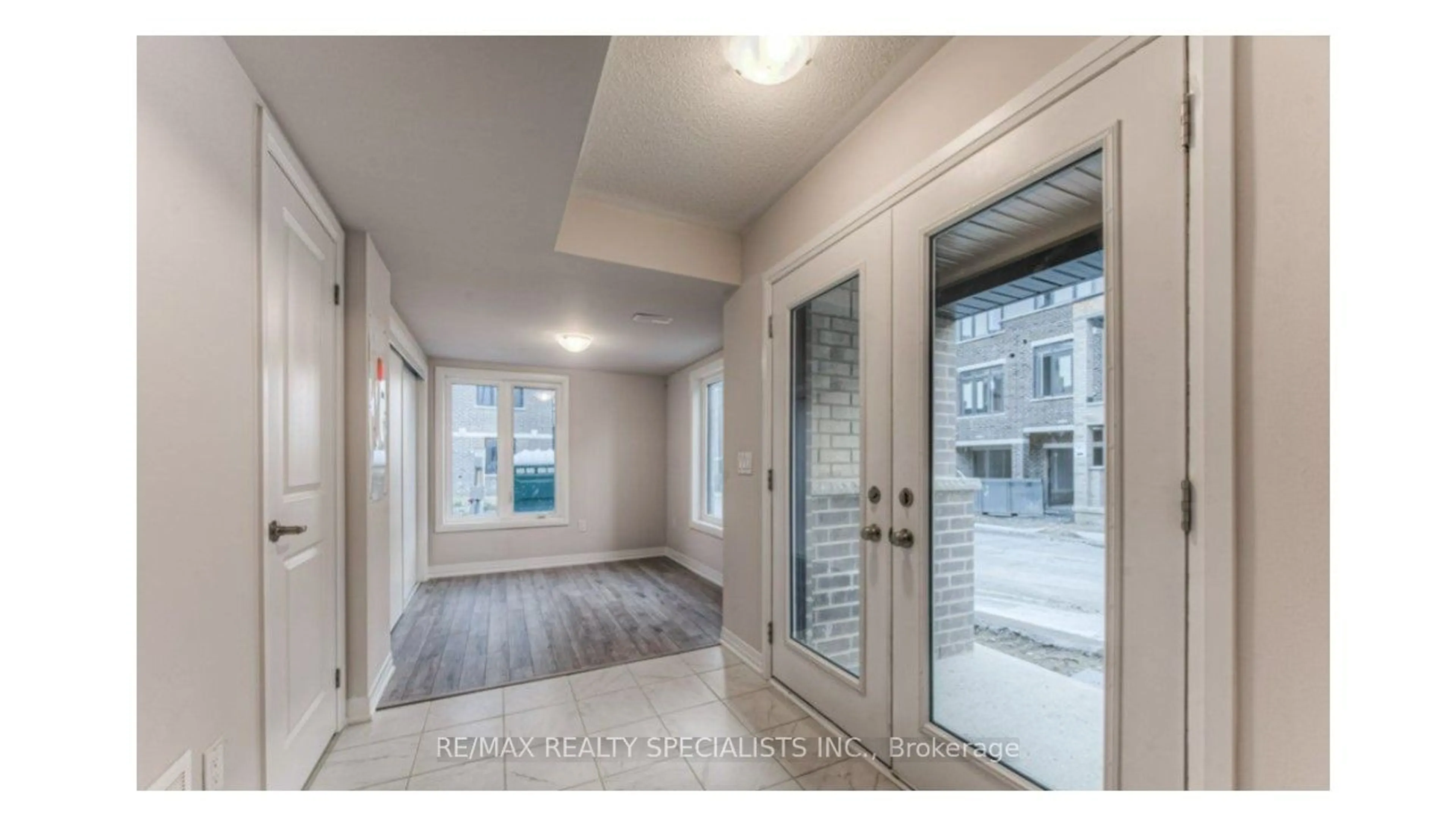 Indoor entryway for 585 Colborne St #601, Brantford Ontario N3S 0K4