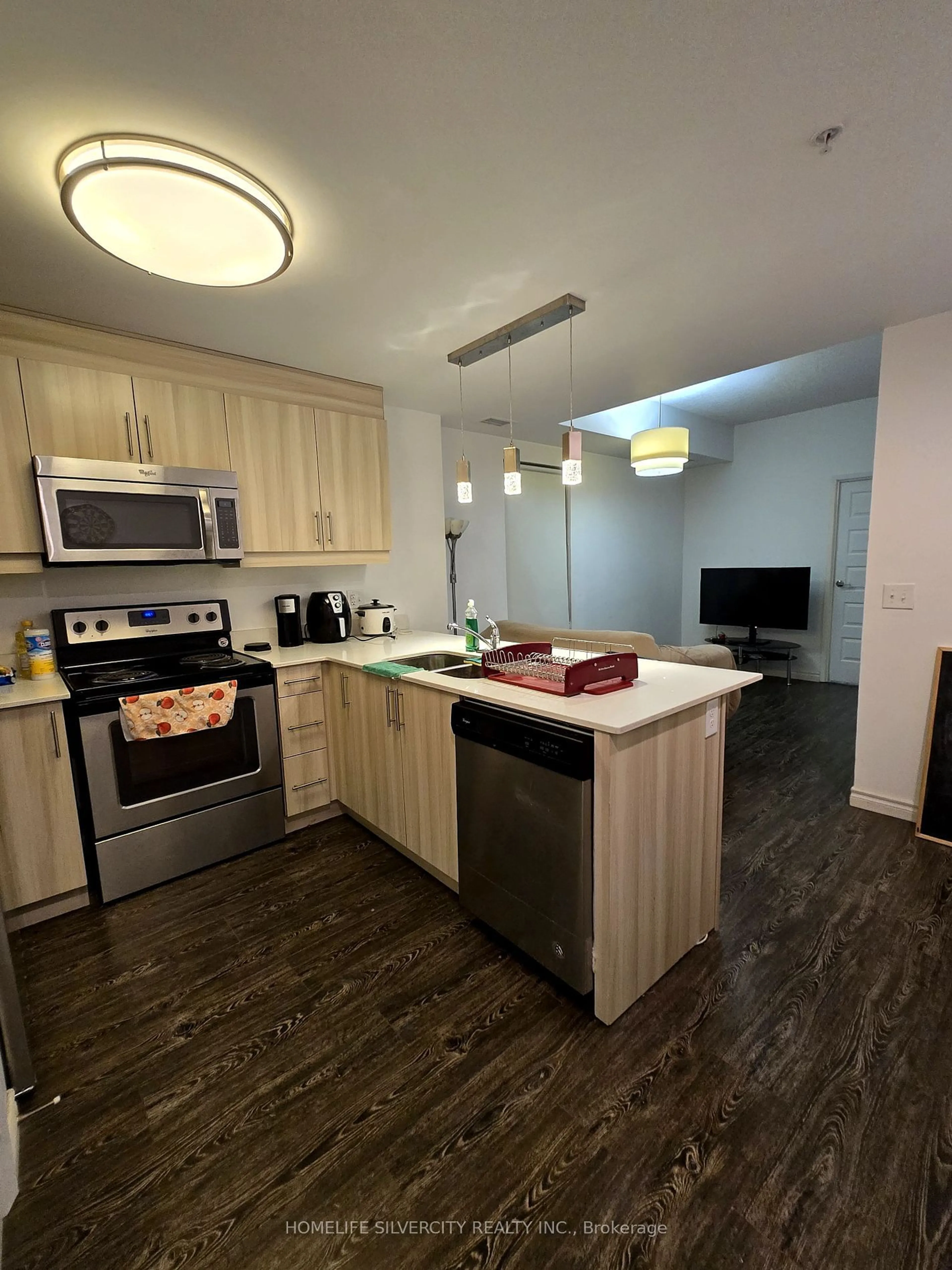 Standard kitchen, wood/laminate floor for 158 King St #905, Waterloo Ontario N2J 2Y2