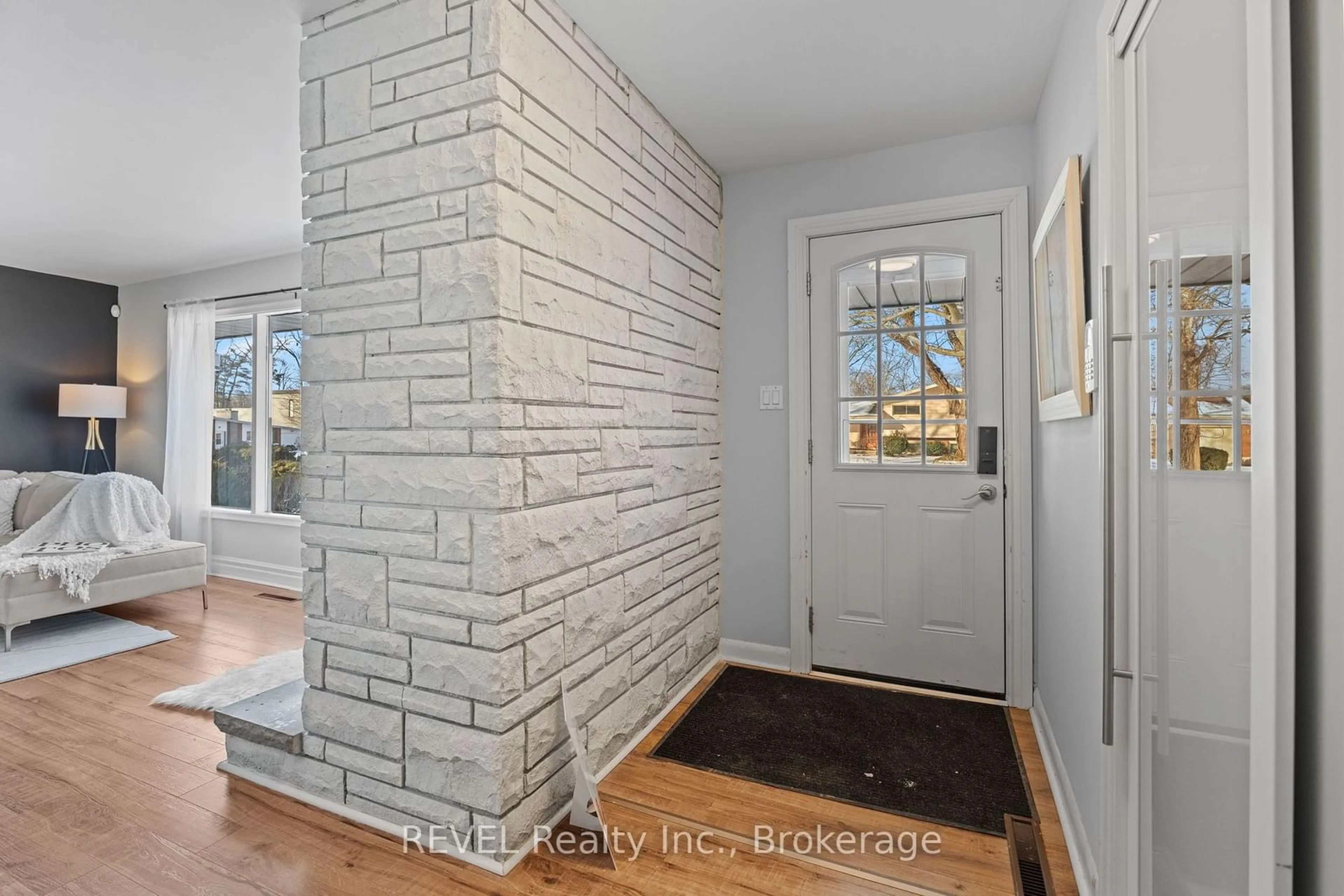 Indoor entryway for 4 Lochinvar Dr, St. Catharines Ontario L2T 2B6