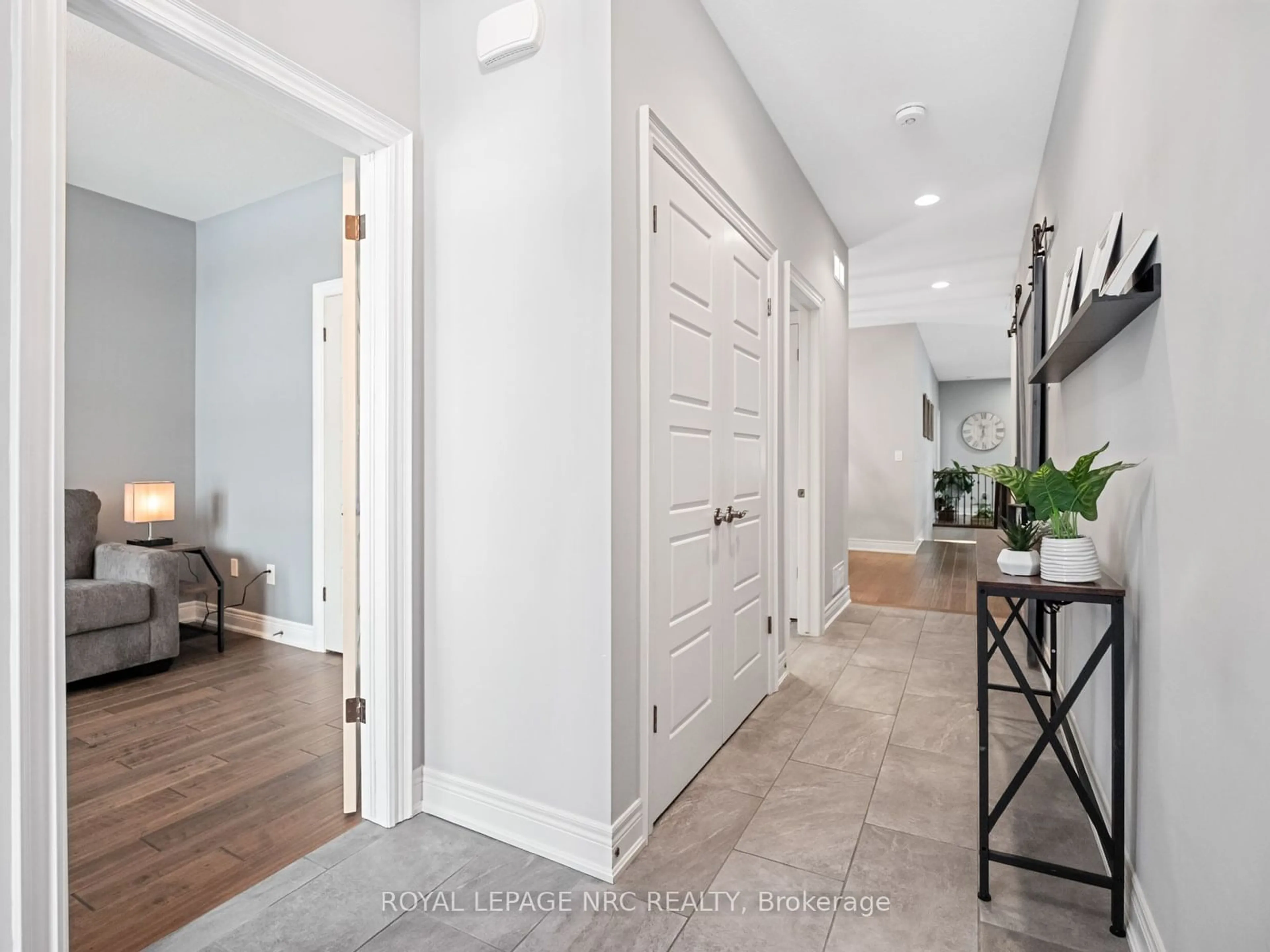 Indoor entryway for 29 Julia Dr, Welland Ontario L3C 0E7