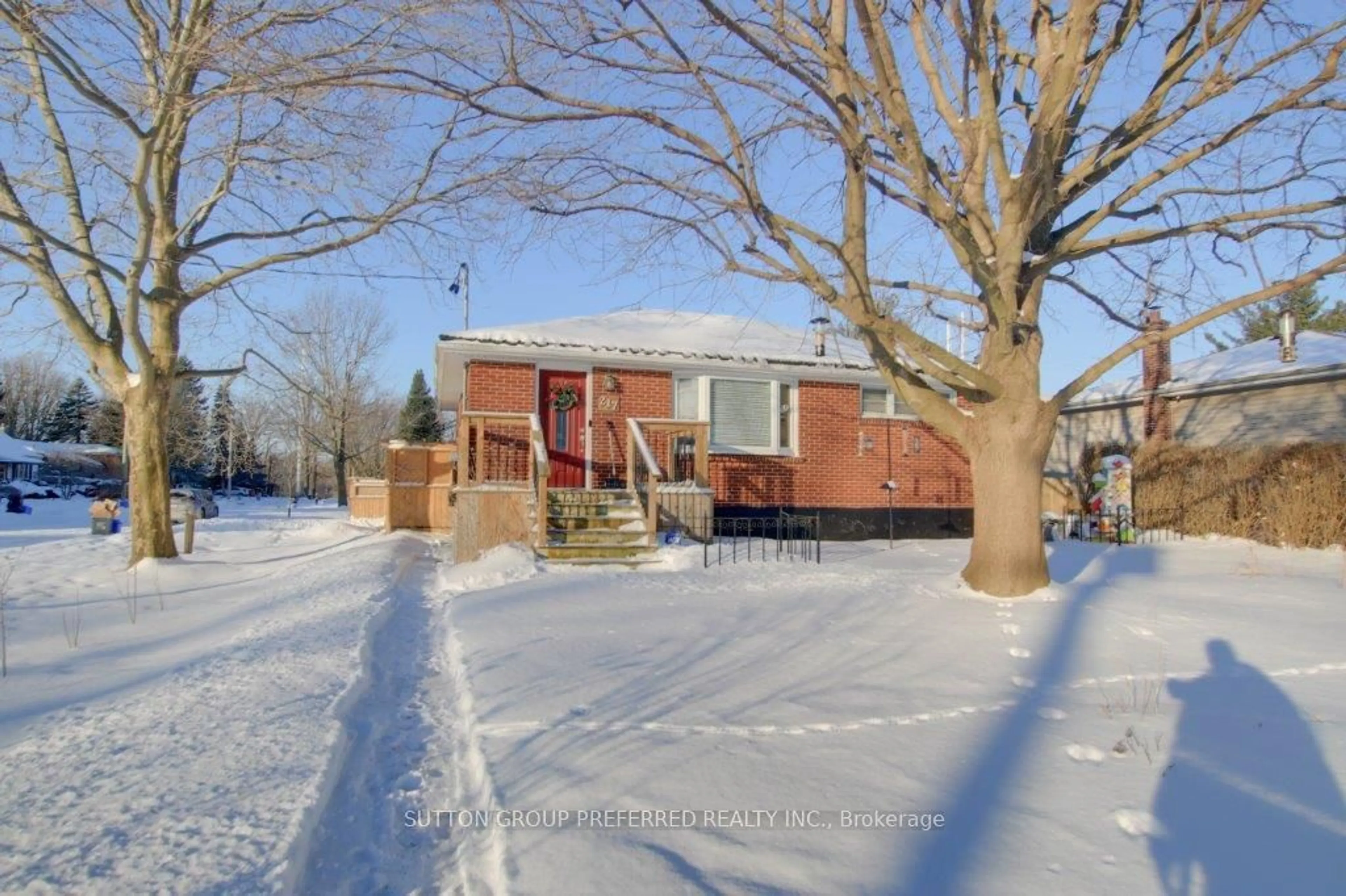 A pic from outside/outdoor area/front of a property/back of a property/a pic from drone, street for 217 Vancouver St, London Ontario N5W 4R9