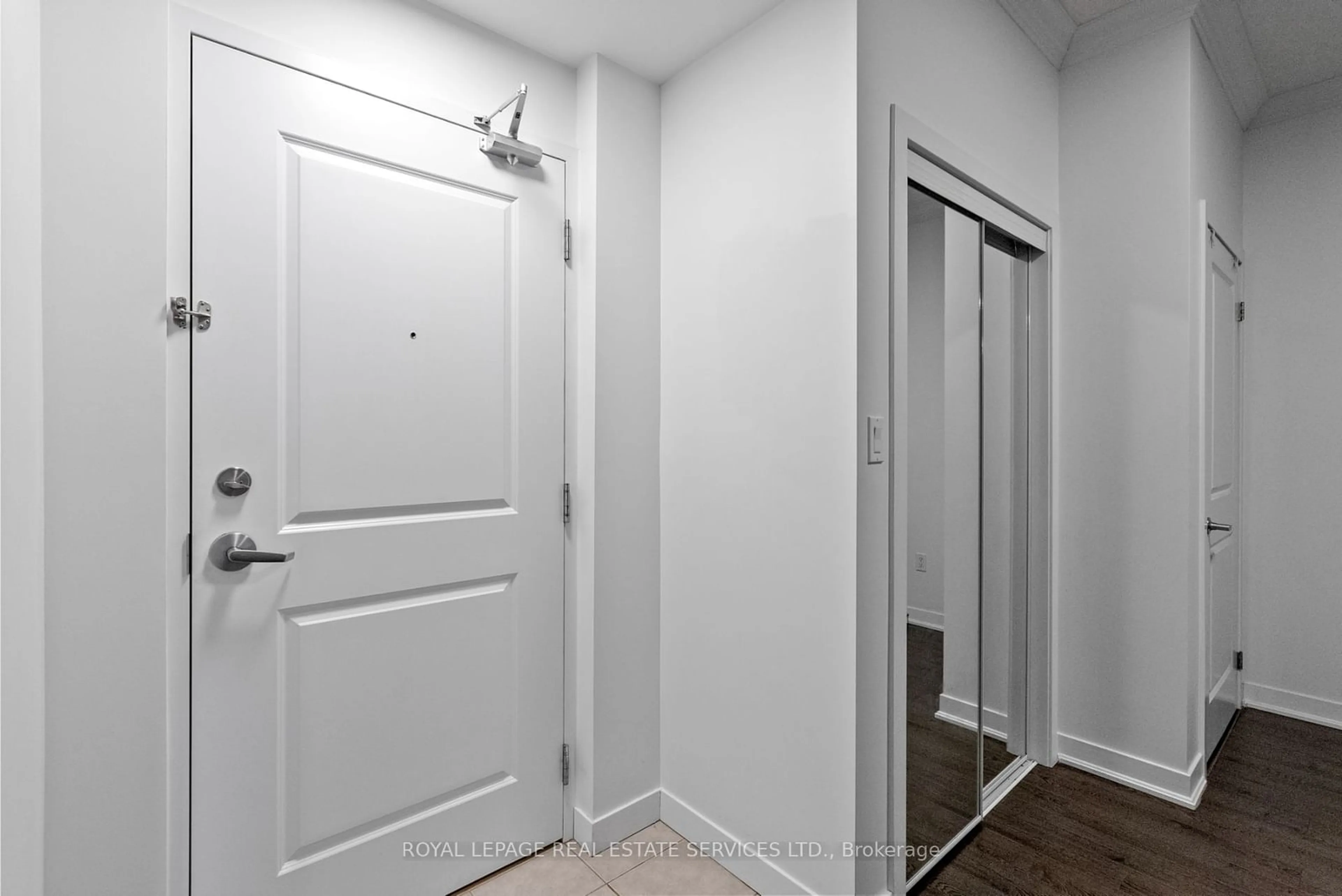 Indoor entryway for 90 Charlon Ave #304, Hamilton Ontario L8P 0B4