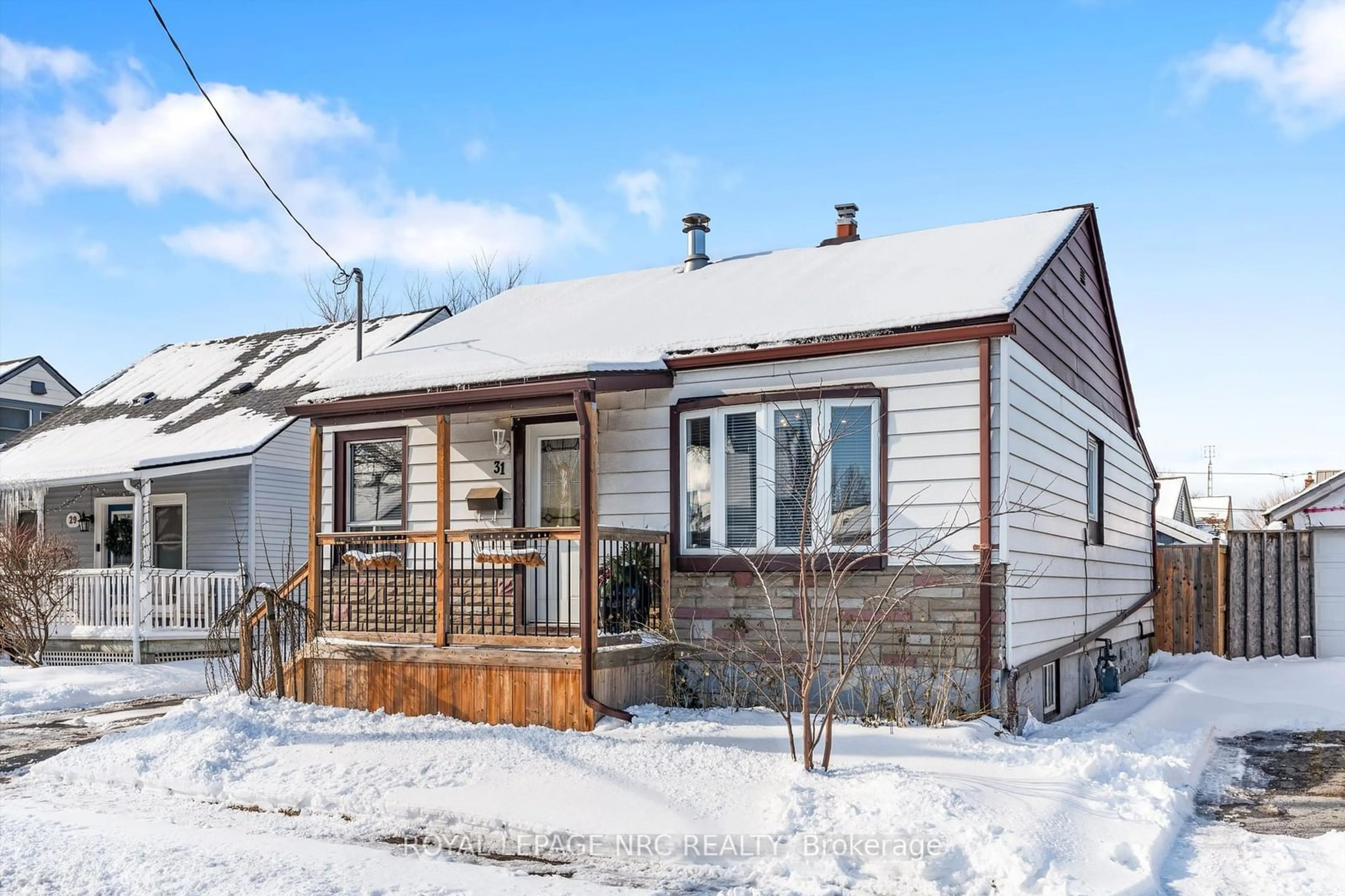 Home with vinyl exterior material, street for 31 Sherbourne St, St. Catharines Ontario L2M 5P8