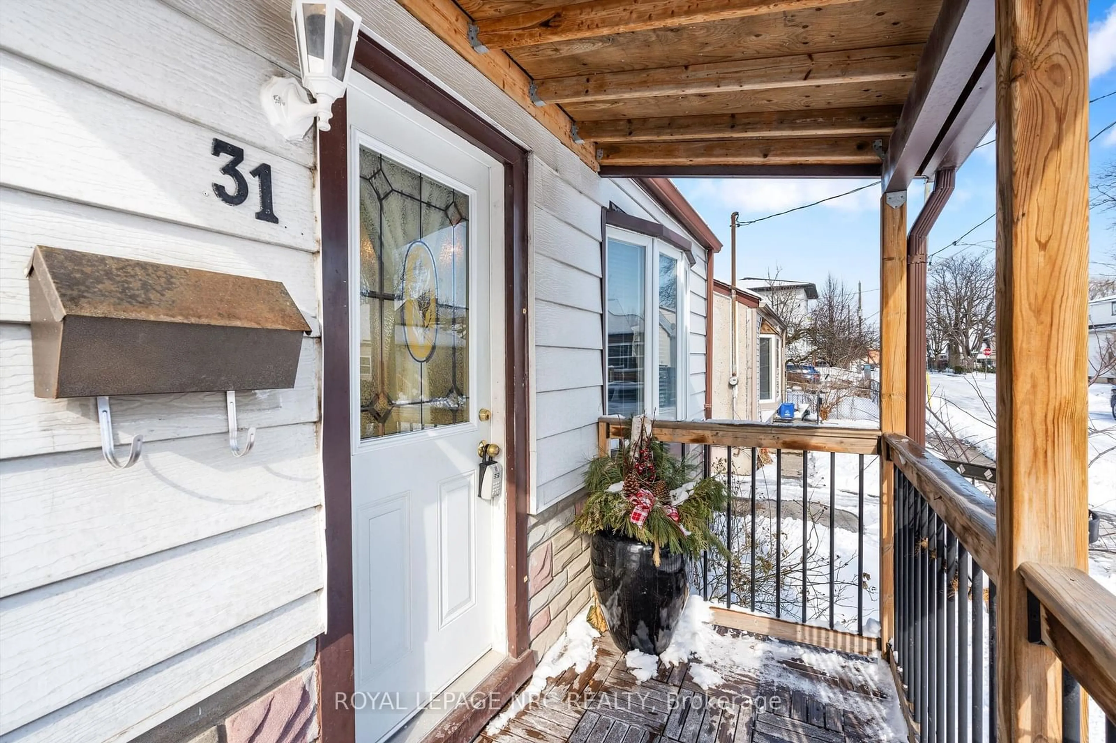 Indoor entryway for 31 Sherbourne St, St. Catharines Ontario L2M 5P8