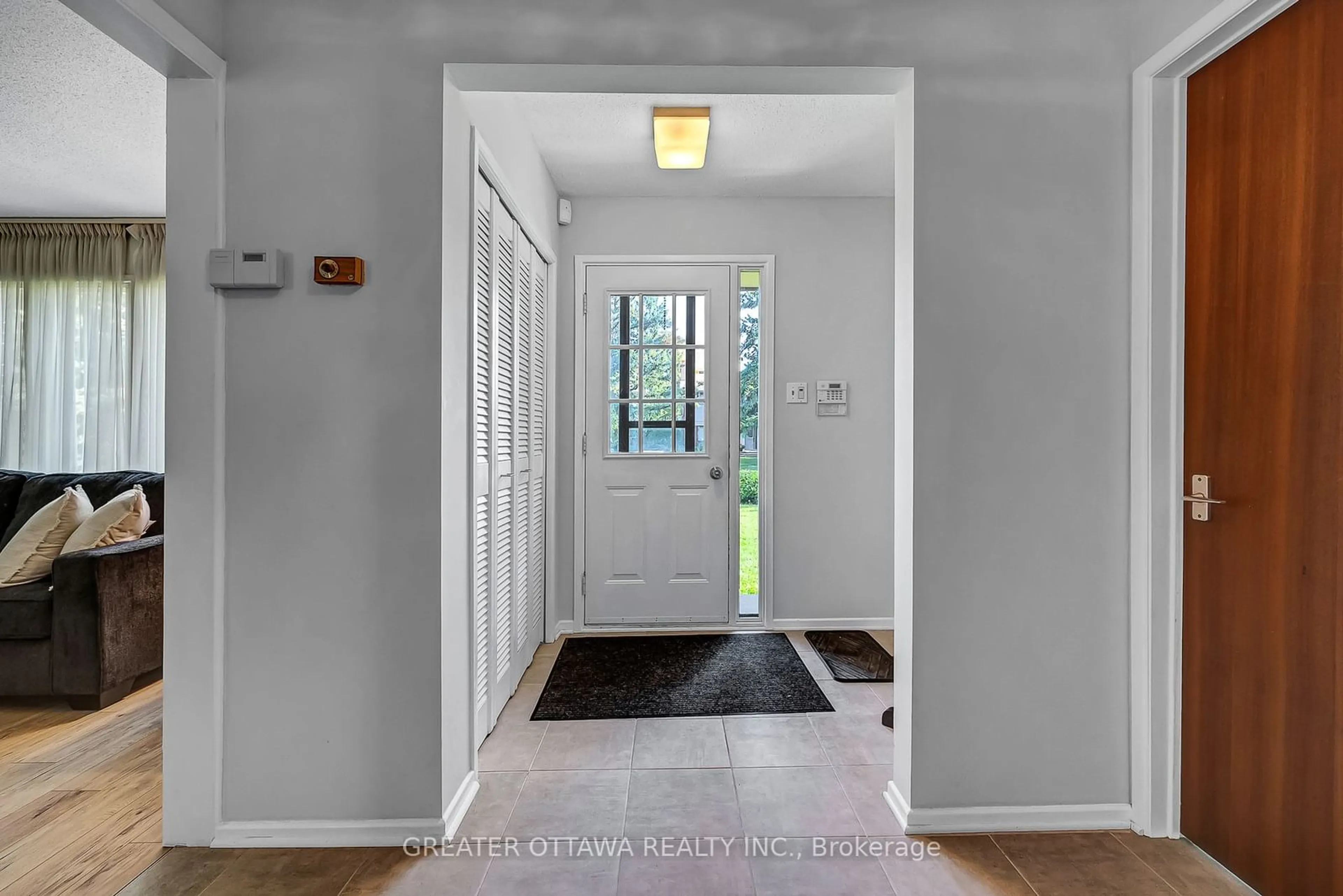 Indoor entryway for 15 Rutherford Cres, Ottawa Ontario K2K 1N1