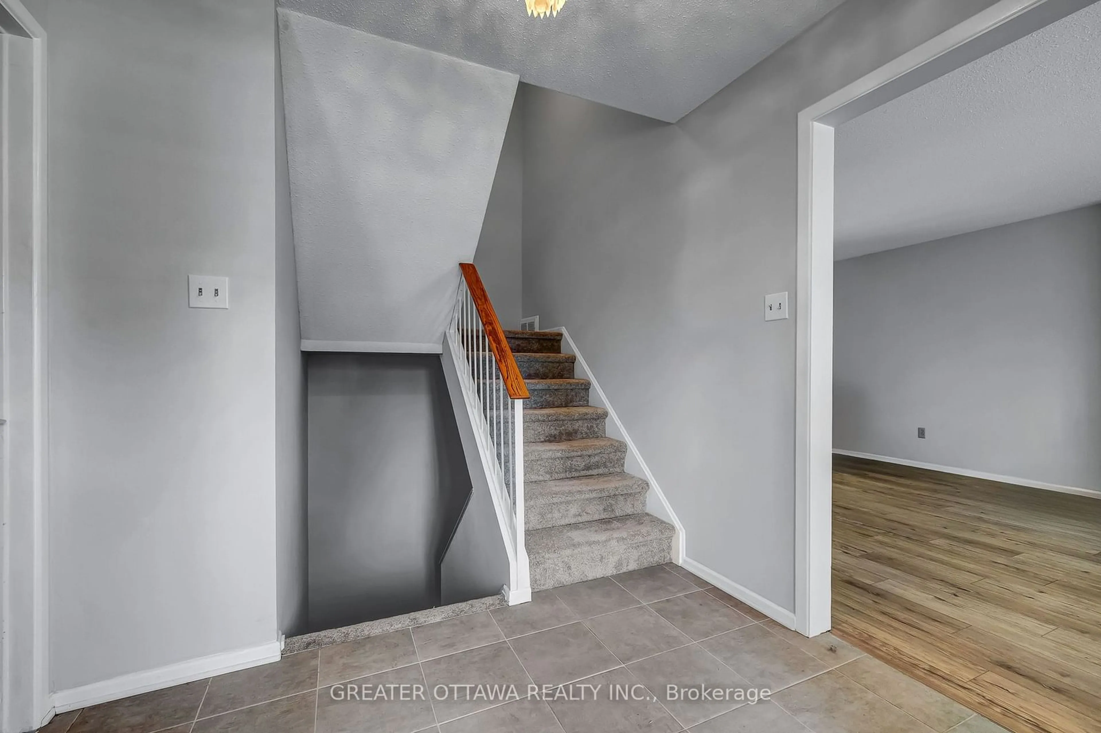 Stairs for 15 Rutherford Cres, Kanata Ontario K2K 1N1