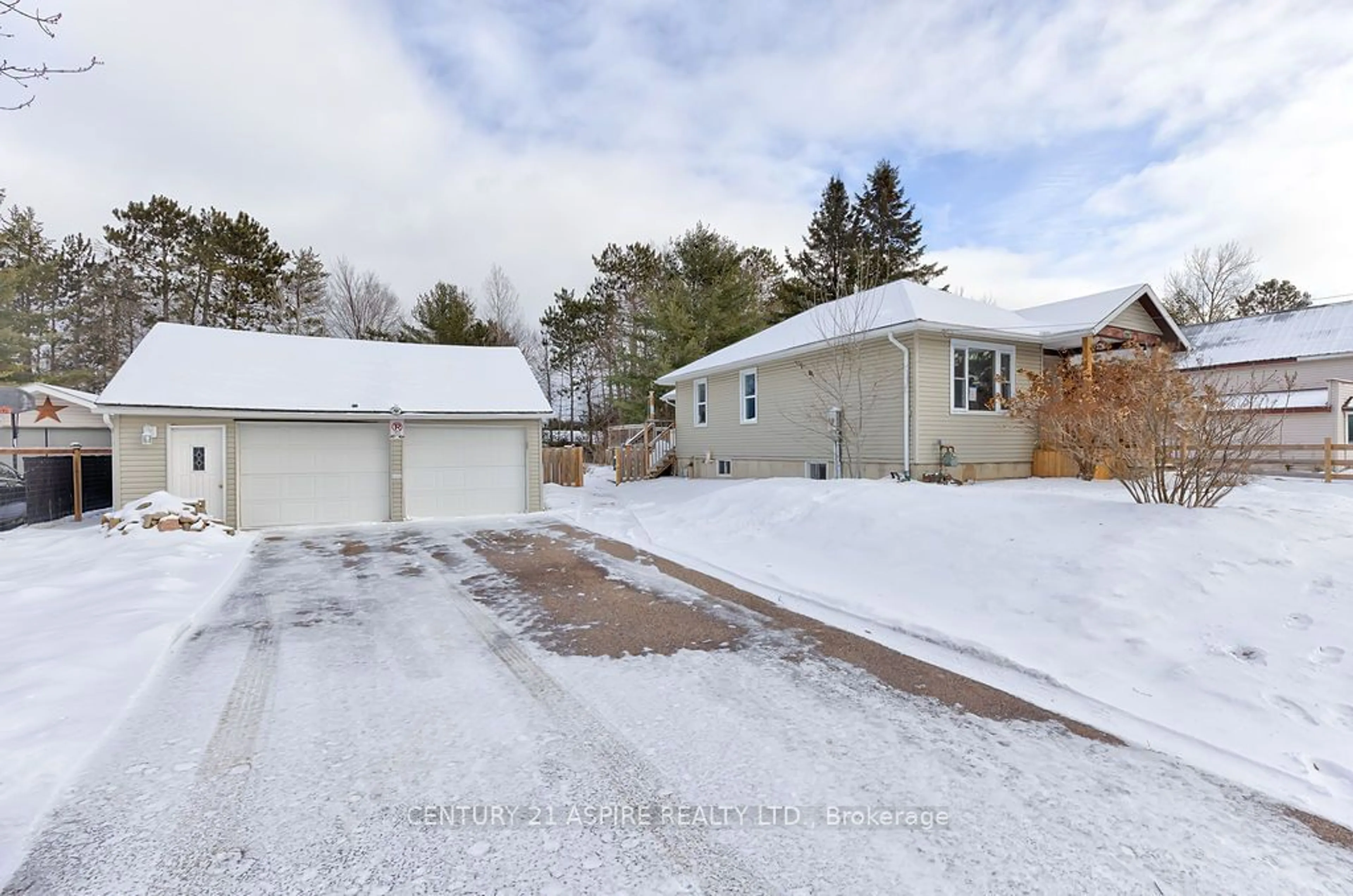 A pic from outside/outdoor area/front of a property/back of a property/a pic from drone, street for 2847 Petawawa Blvd, Petawawa Ontario K8H 1Y2