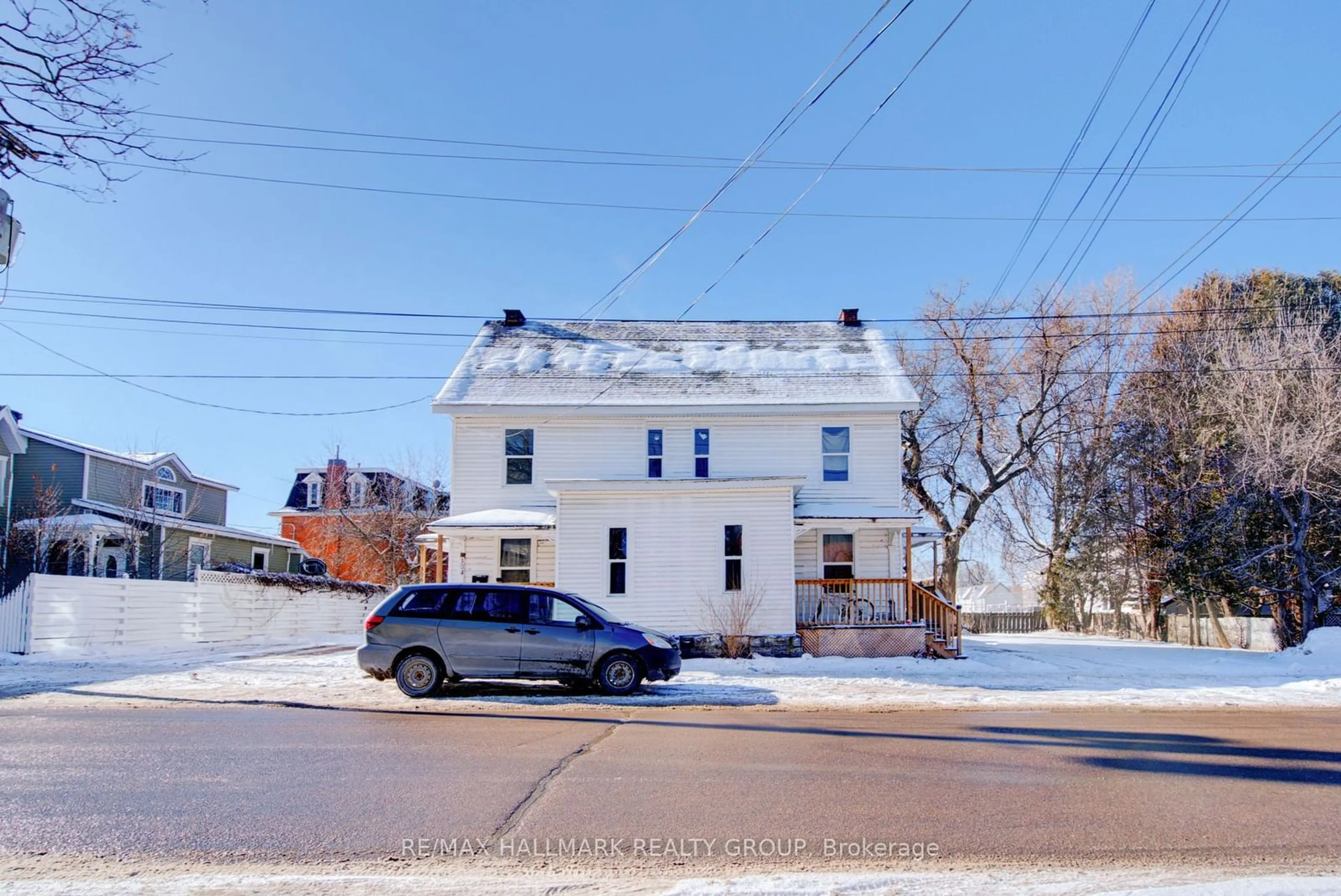 A pic from outside/outdoor area/front of a property/back of a property/a pic from drone, street for 300-306 Church St, Pembroke Ontario K8A 4L3