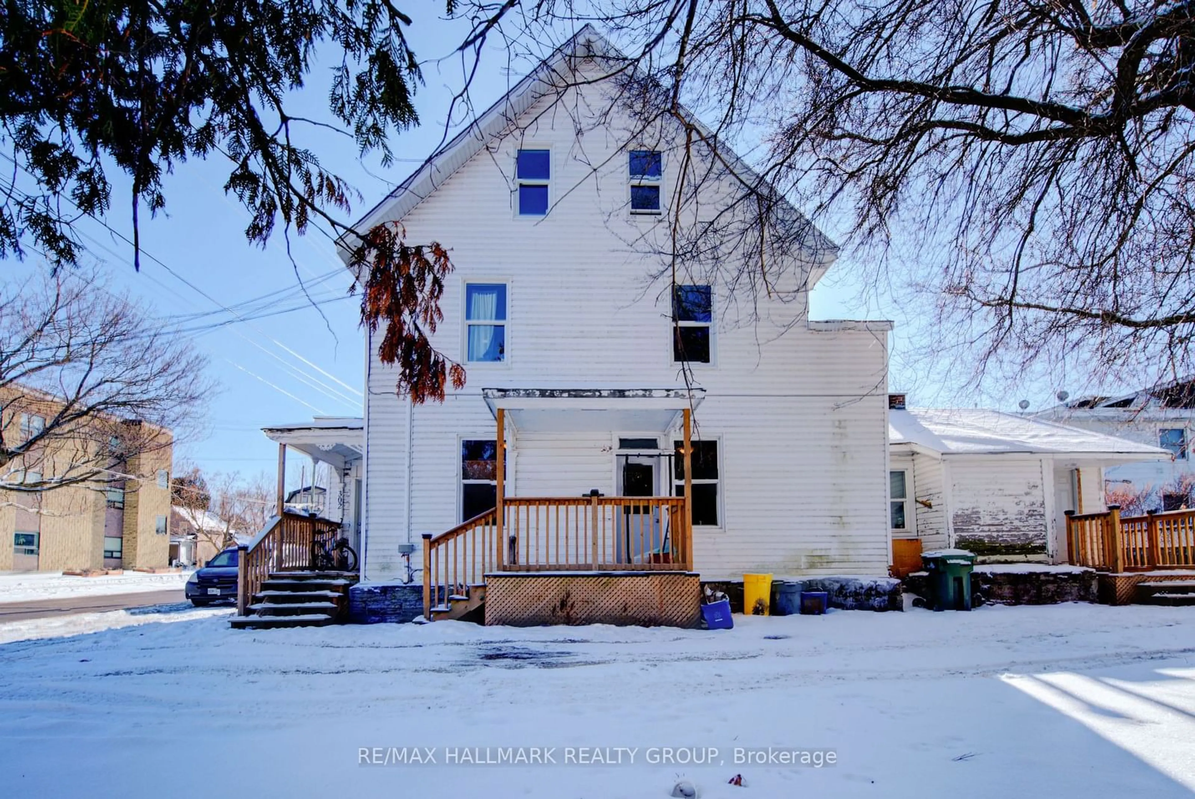 A pic from outside/outdoor area/front of a property/back of a property/a pic from drone, building for 300-306 Church St, Pembroke Ontario K8A 4L3