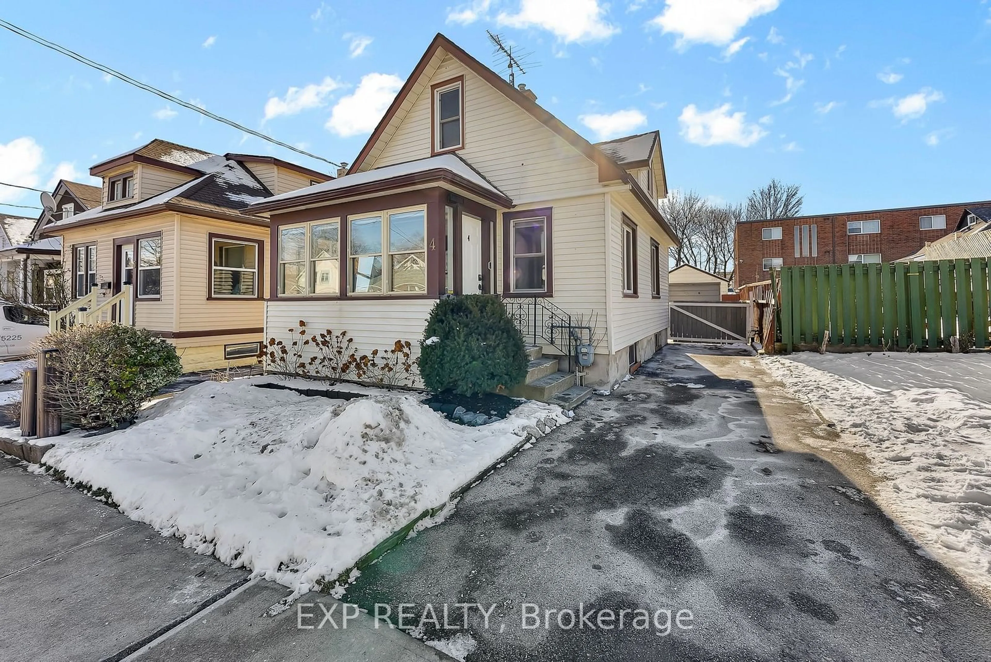 A pic from outside/outdoor area/front of a property/back of a property/a pic from drone, street for 4 Manning St, St. Catharines Ontario L2R 1H8