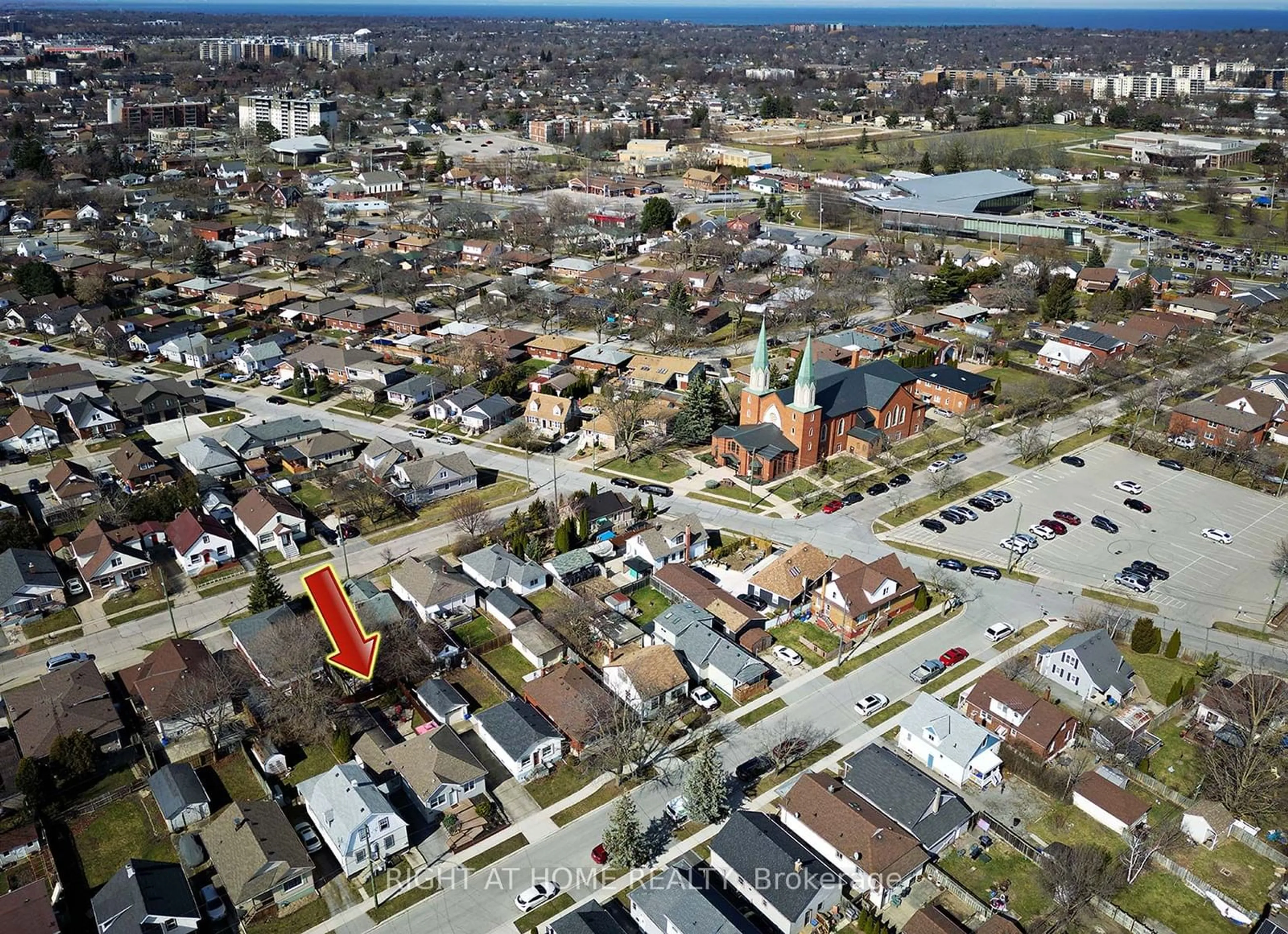 A pic from outside/outdoor area/front of a property/back of a property/a pic from drone, street for 27 Brighton Ave, St. Catharines Ontario L2M 5S6