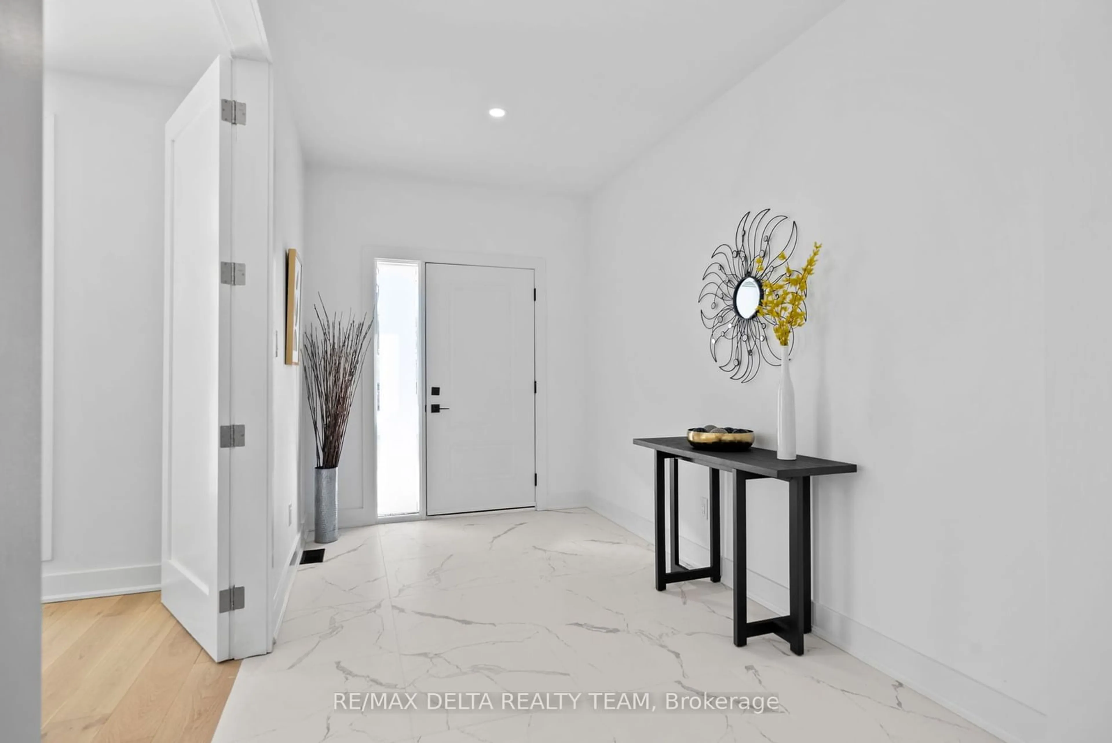 Indoor entryway for 43 ST CLAIRE Ave, Meadowlands - Crestview and Area Ontario K2G 2A1