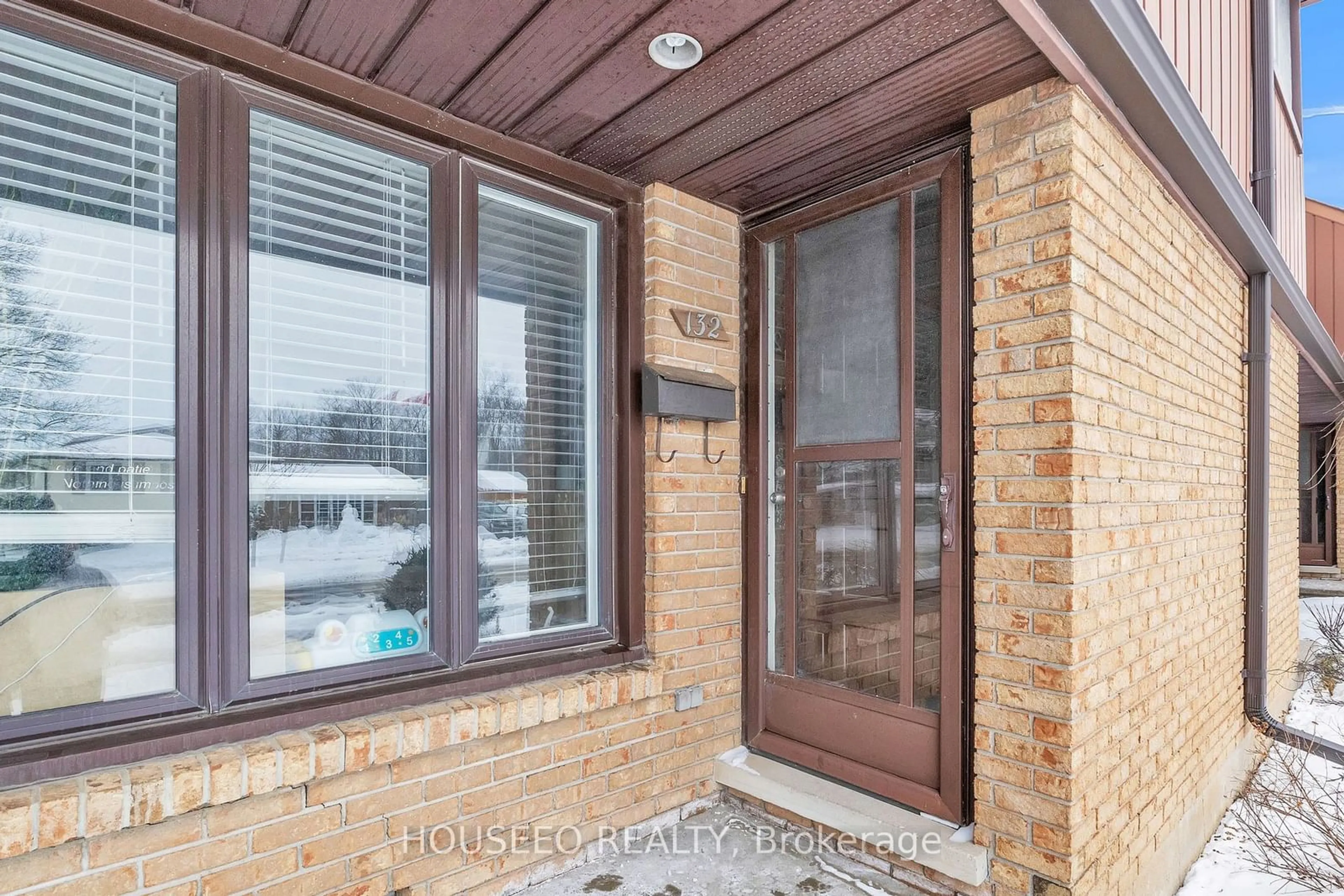 Indoor entryway for 132 Kingswood Dr, Kitchener Ontario N2E 1S9