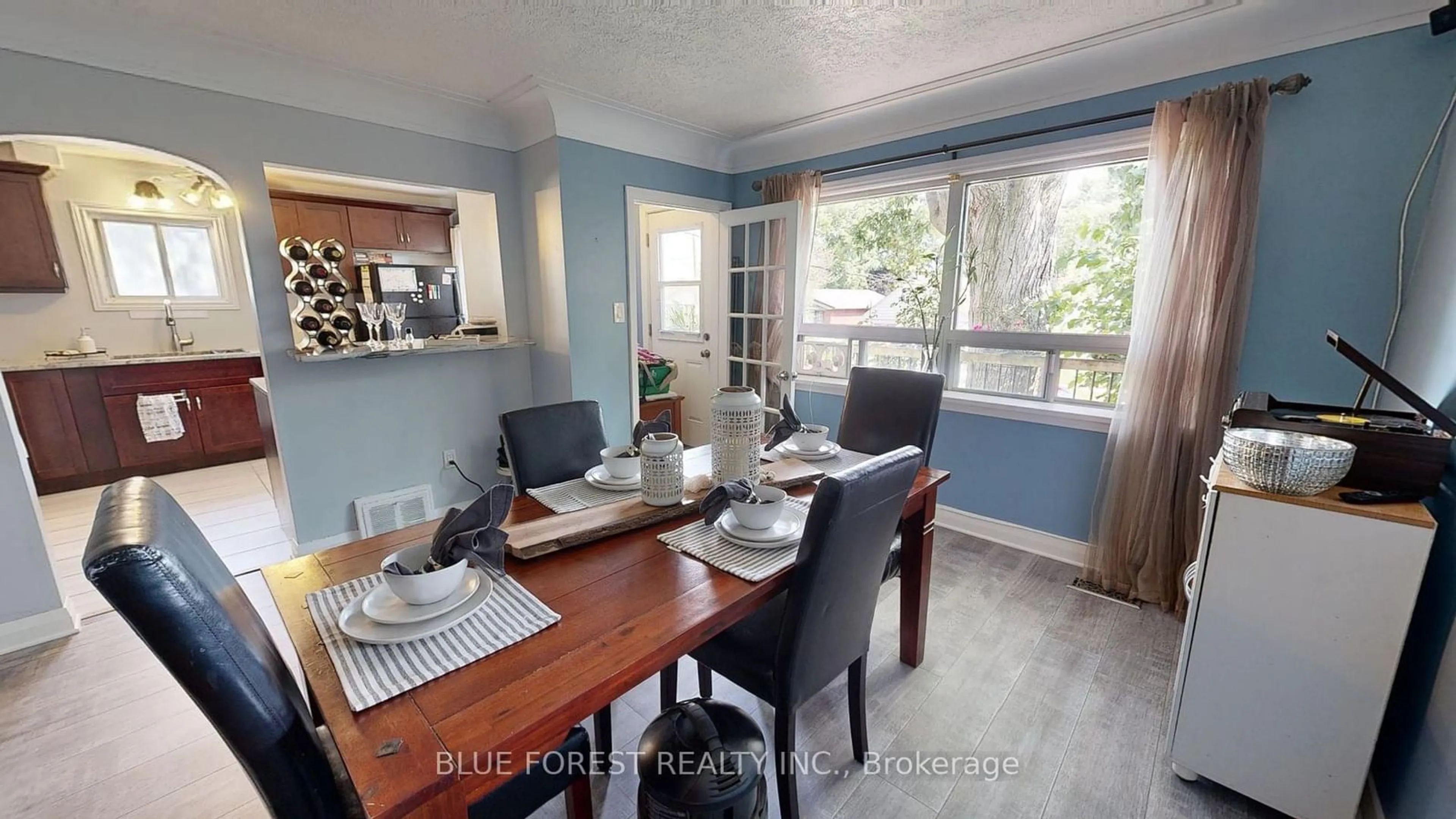 Dining room, wood/laminate floor for 18 Connaught Ave, London Ontario N5Y 3A3