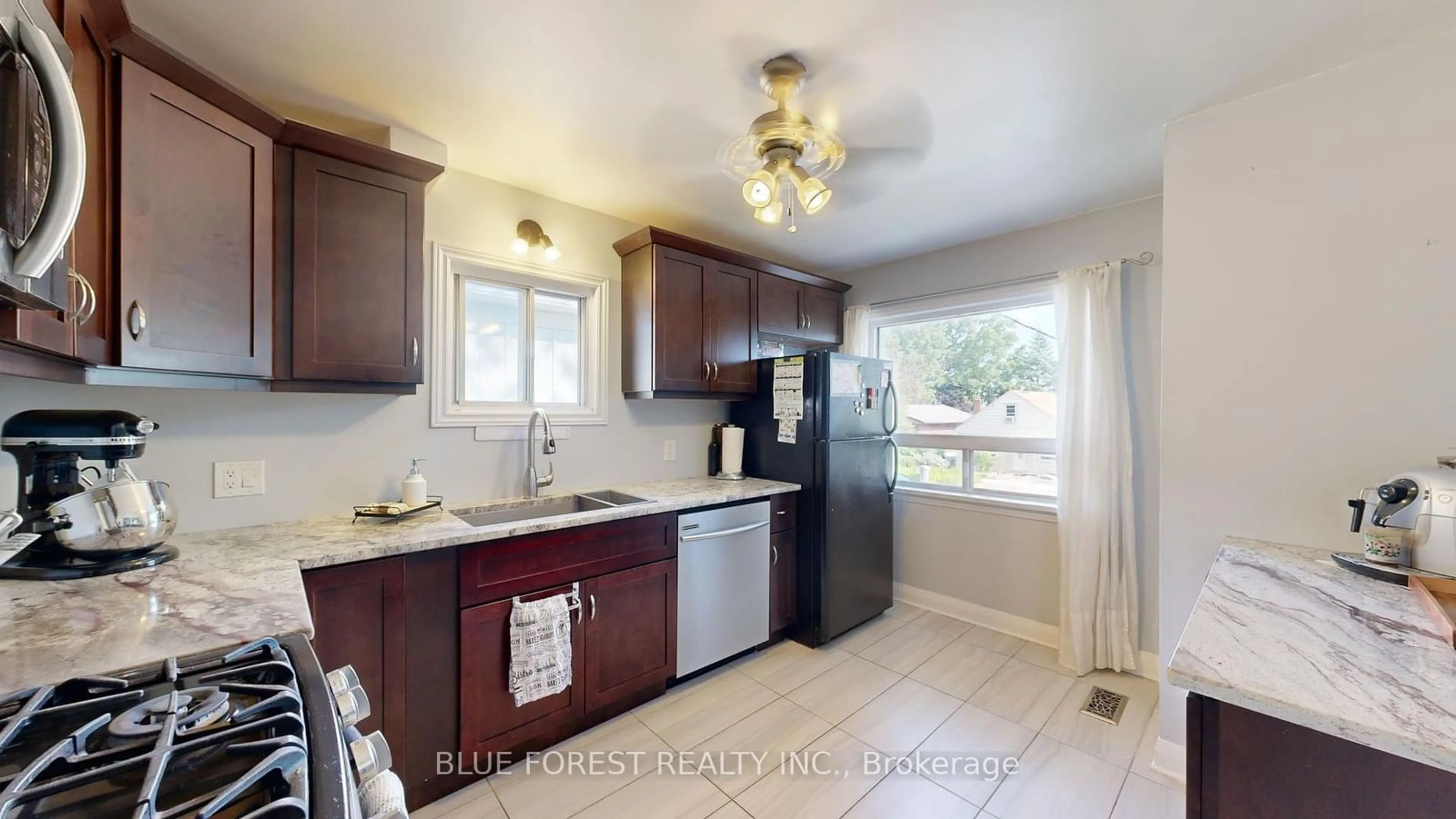 Standard kitchen, ceramic/tile floor for 18 Connaught Ave, London Ontario N5Y 3A3